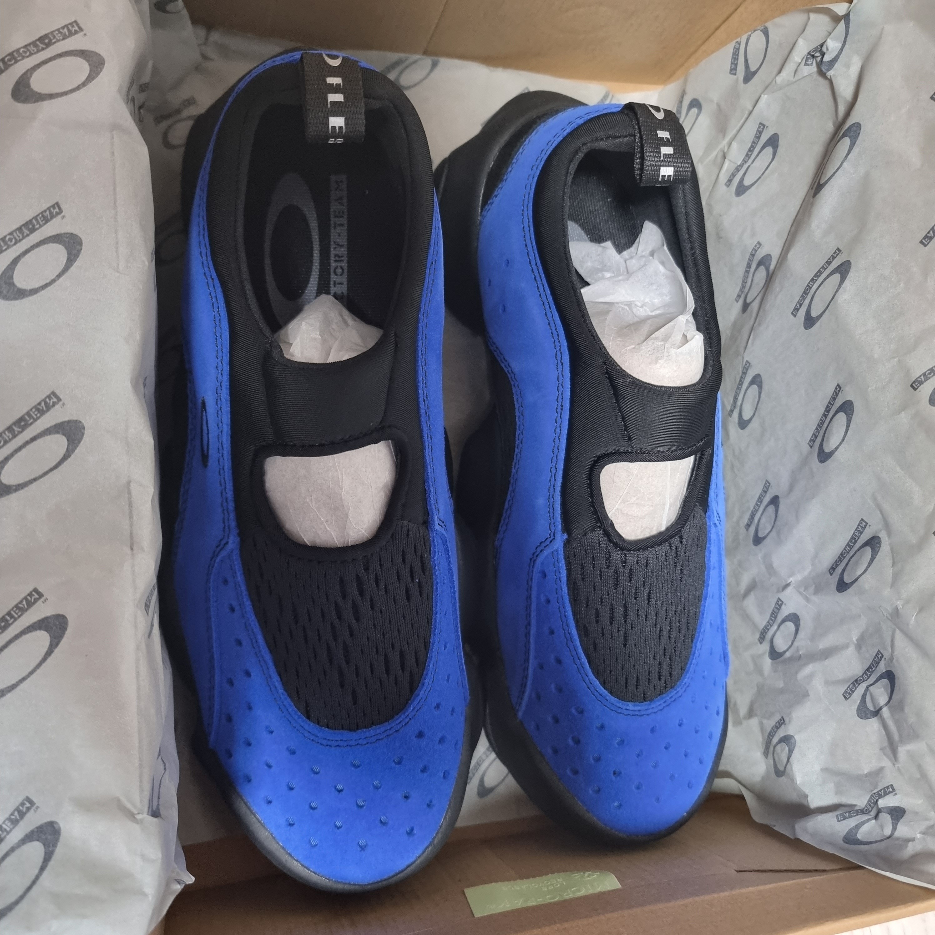 Oakley Factory Team x Brain Dead Flesh Sandal Electric Blue Black 착용 스타일 - 1