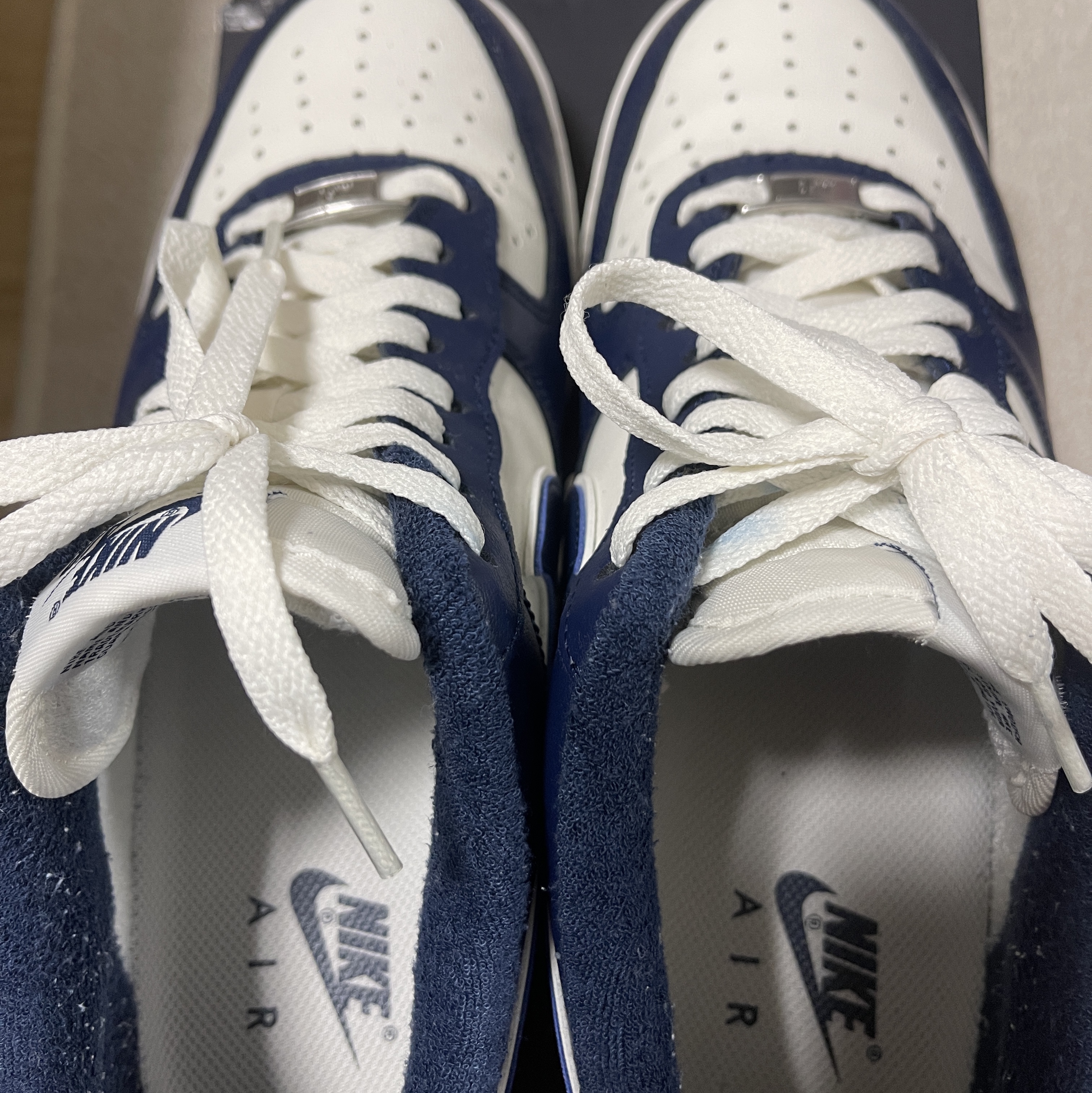 Nike Air Force 1 '07 LV8 Midnight Navy 착용 스타일 - 1
