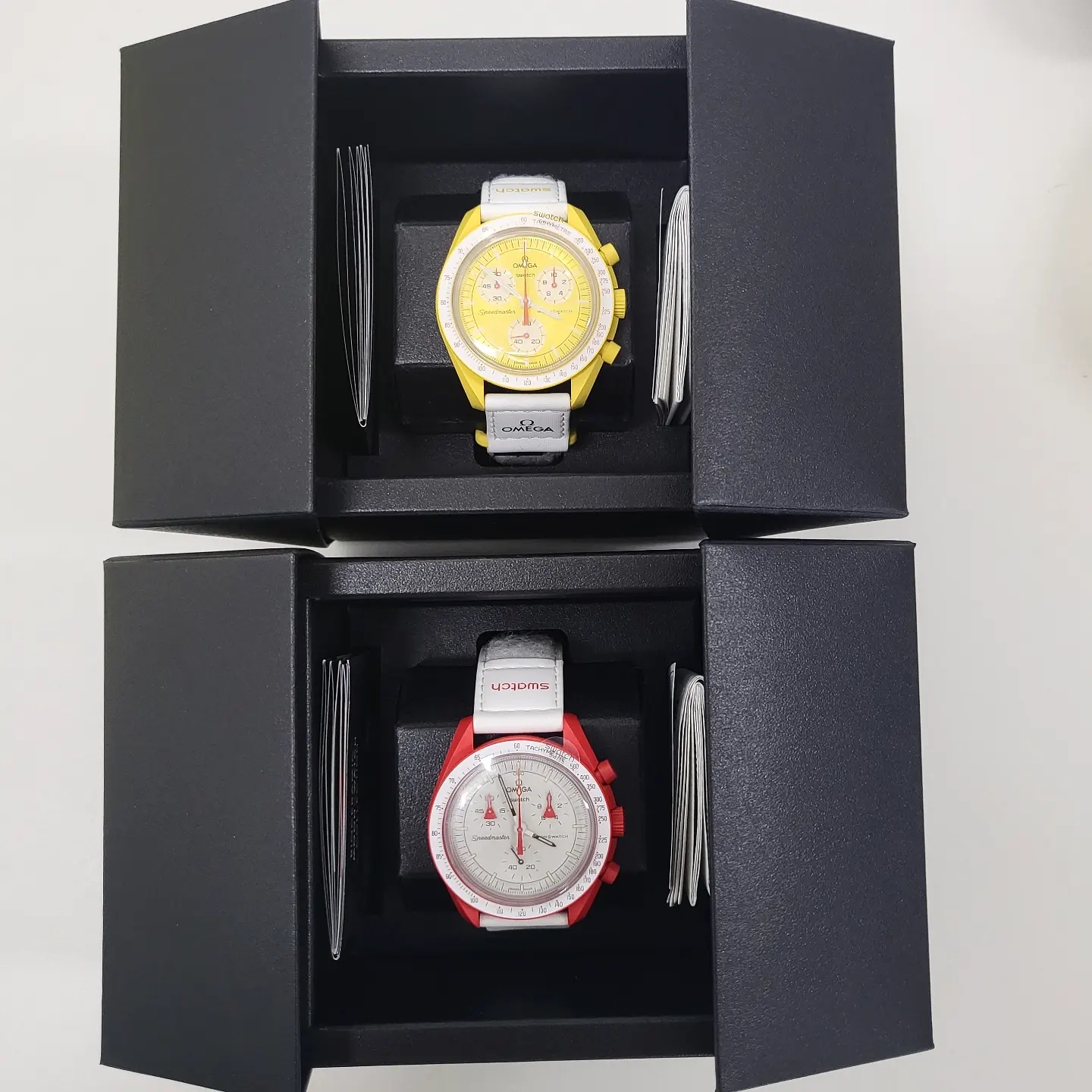Swatch x Omega Bioceramic MoonSwatch Mission To Mars, Swatch x Omega Bioceramic MoonSwatch Mission To The Sun 착용 스타일 - 2