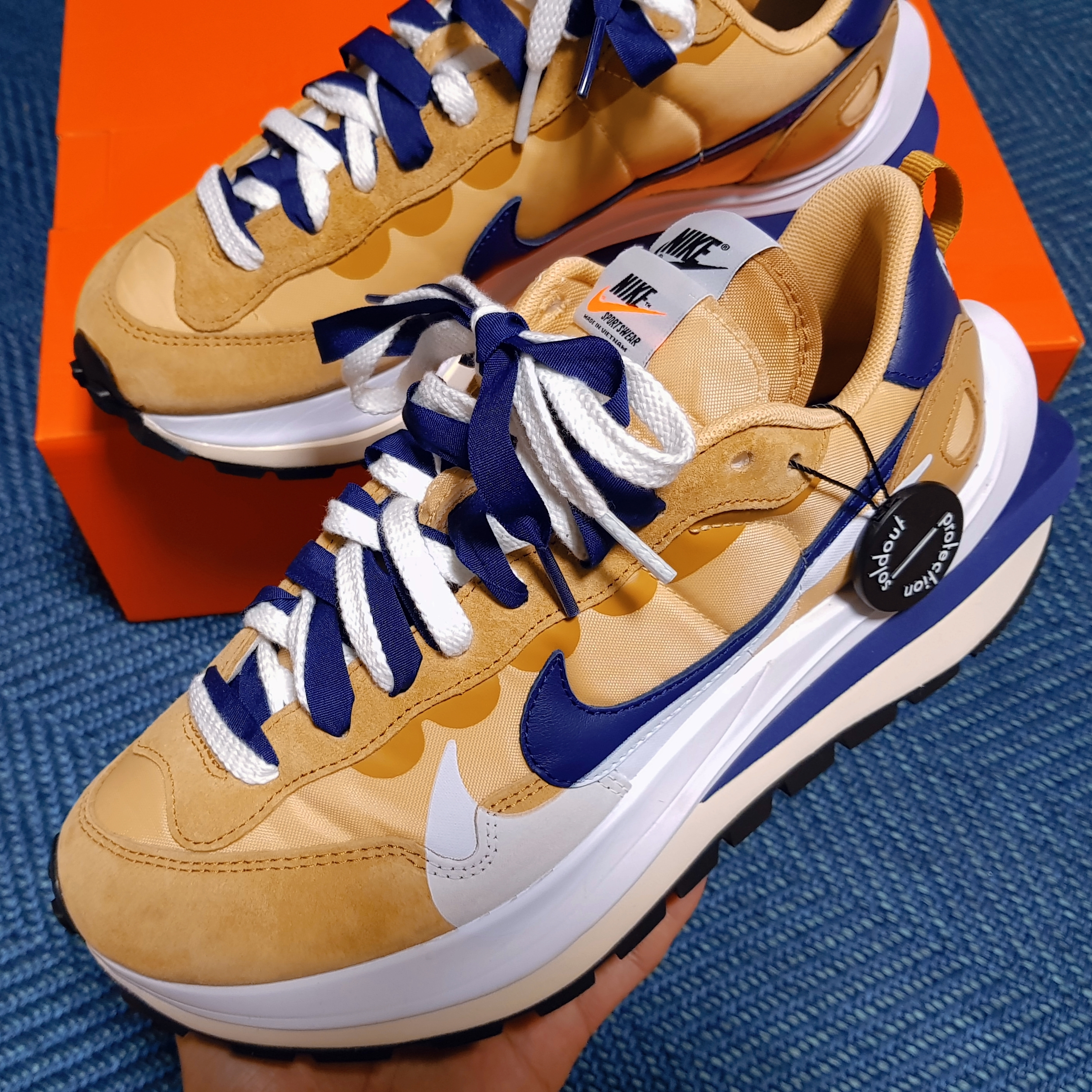 Nike x Sacai VaporWaffle Sesame and Blue Void 착용 스타일