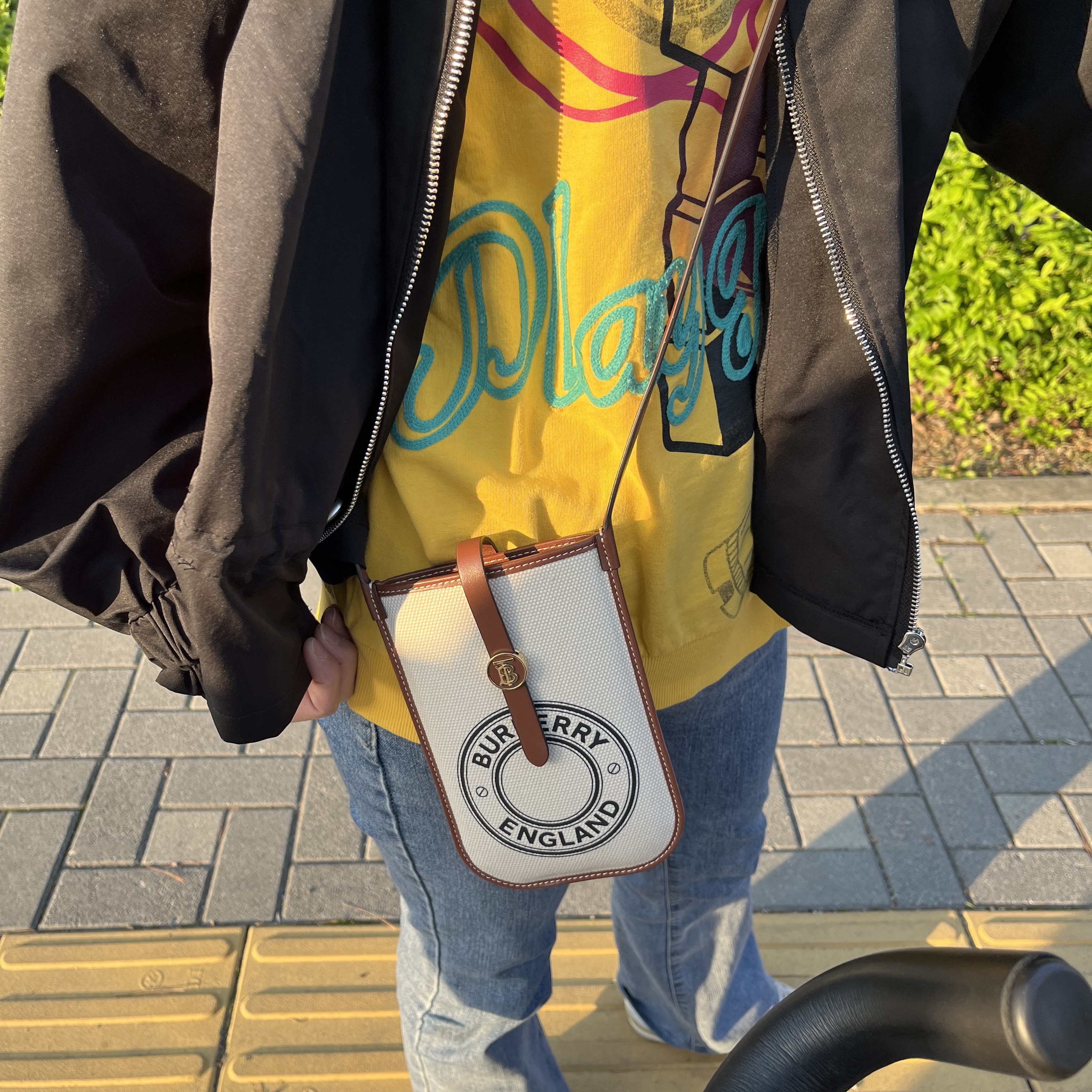 Burberry Logo Graphic Canvas Anne Phone Case with Strap White Tan 착용 스타일