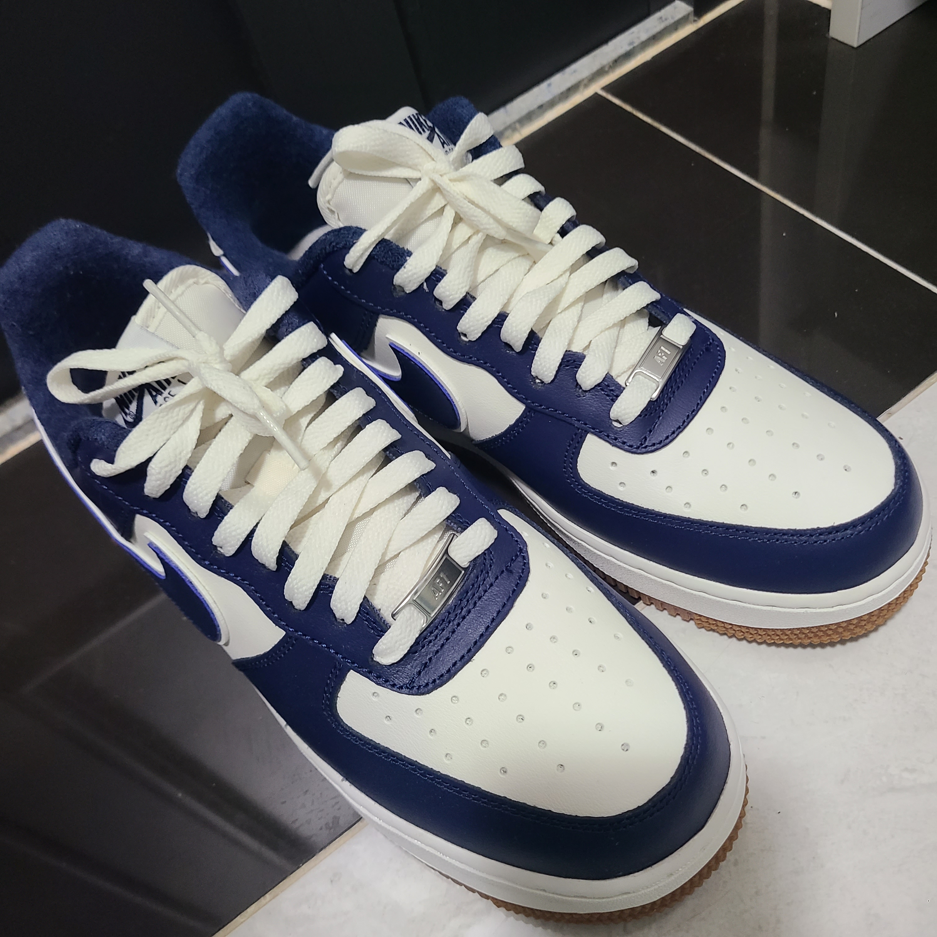 Nike Air Force 1 '07 LV8 Midnight Navy 착용 스타일