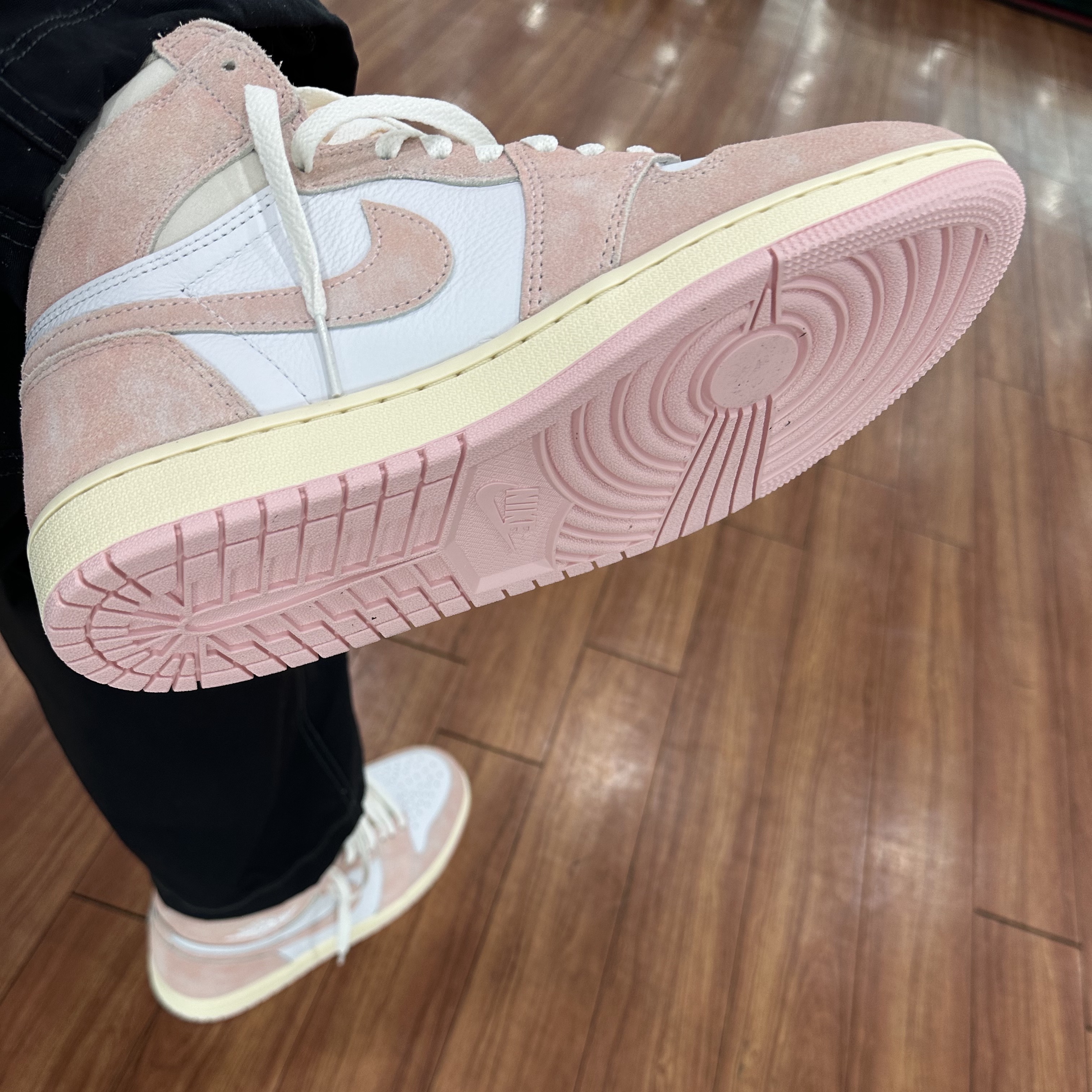 (W) Jordan 1 Retro High OG Coconut Milk and Sail 착용 스타일 - 2