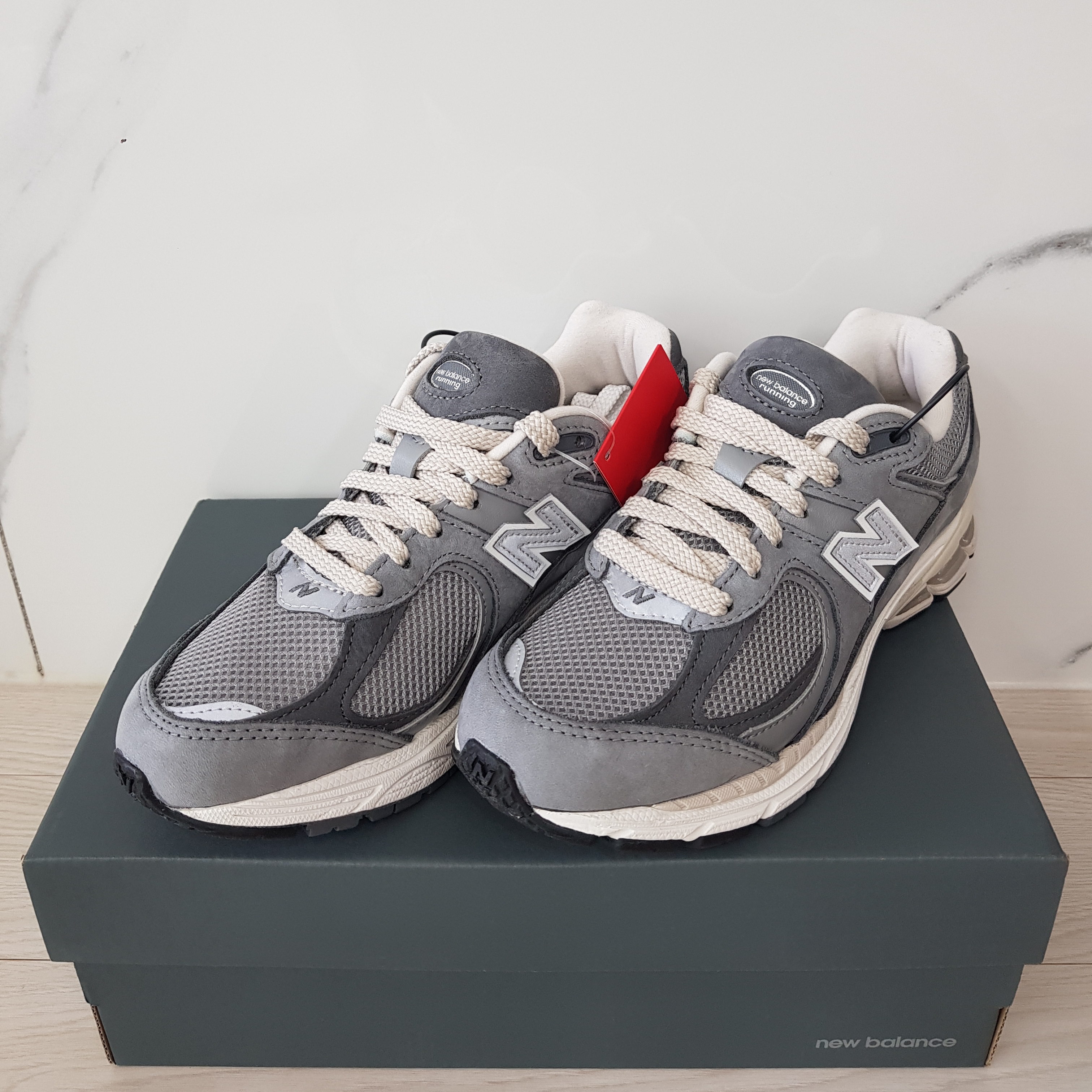 New Balance 2002R Premium Vintage Grey 착용 스타일