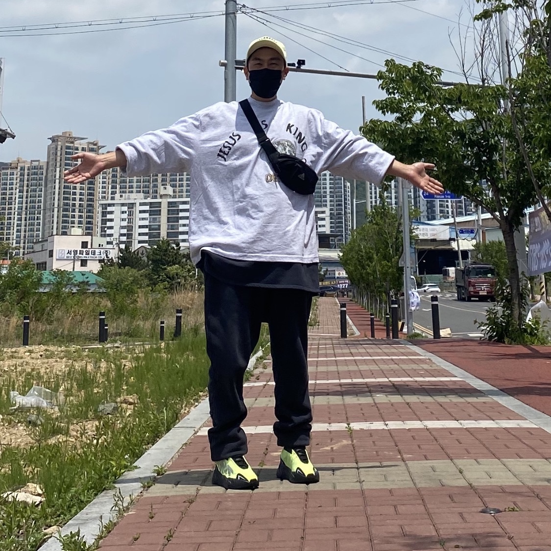 Adidas Yeezy Boost 700 MNVN Phosphor 착용 스타일 - 3