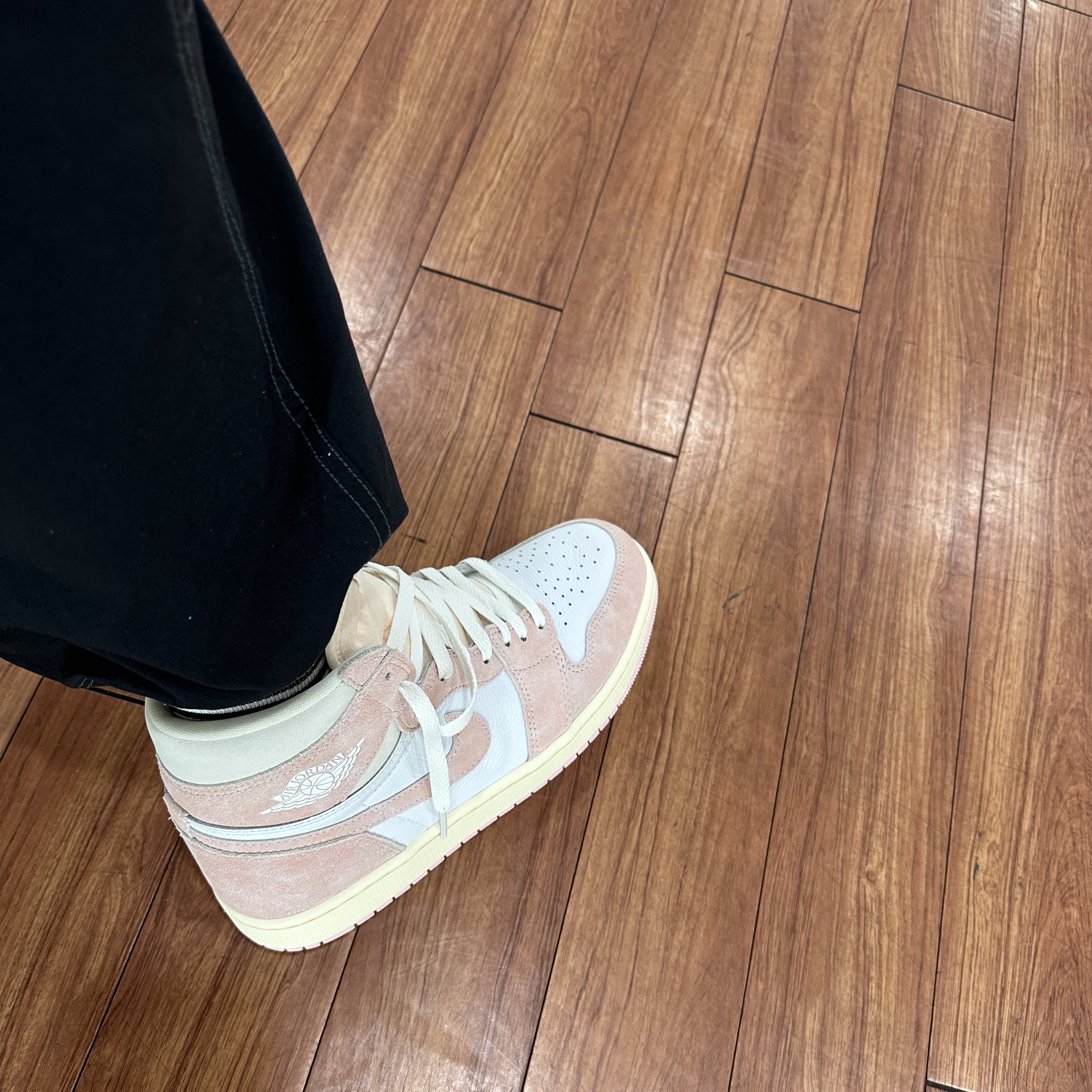 (W) Jordan 1 Retro High OG Coconut Milk and Sail 착용 스타일 - 1