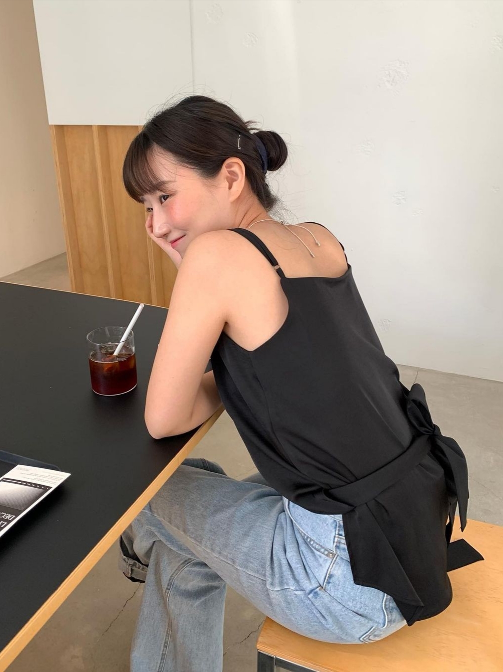 Haveless Women Cecil Back Ribbon Blouse Black, Haveless Women Raye Loose Fit Jeans Light Blue 착용 스타일