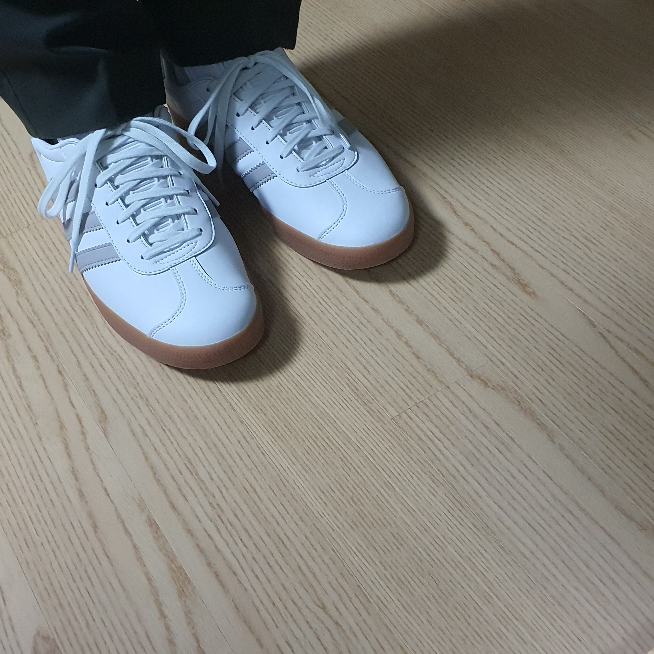 Adidas Gazelle White Grey 착용 스타일 - 2