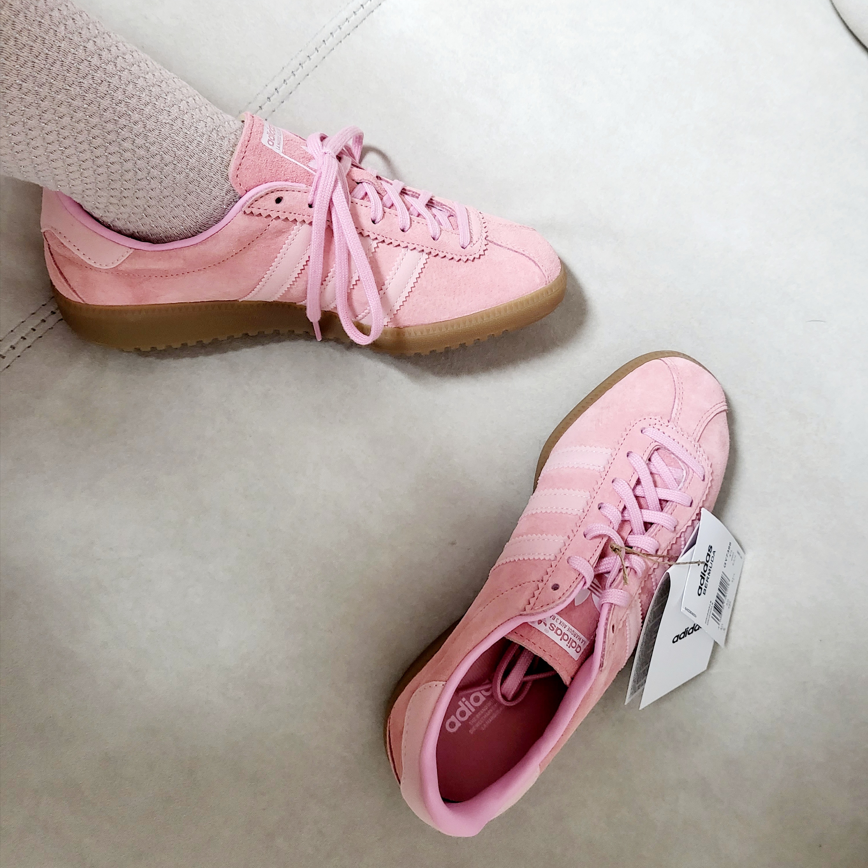 Adidas Bermuda Glow Pink 착용 스타일