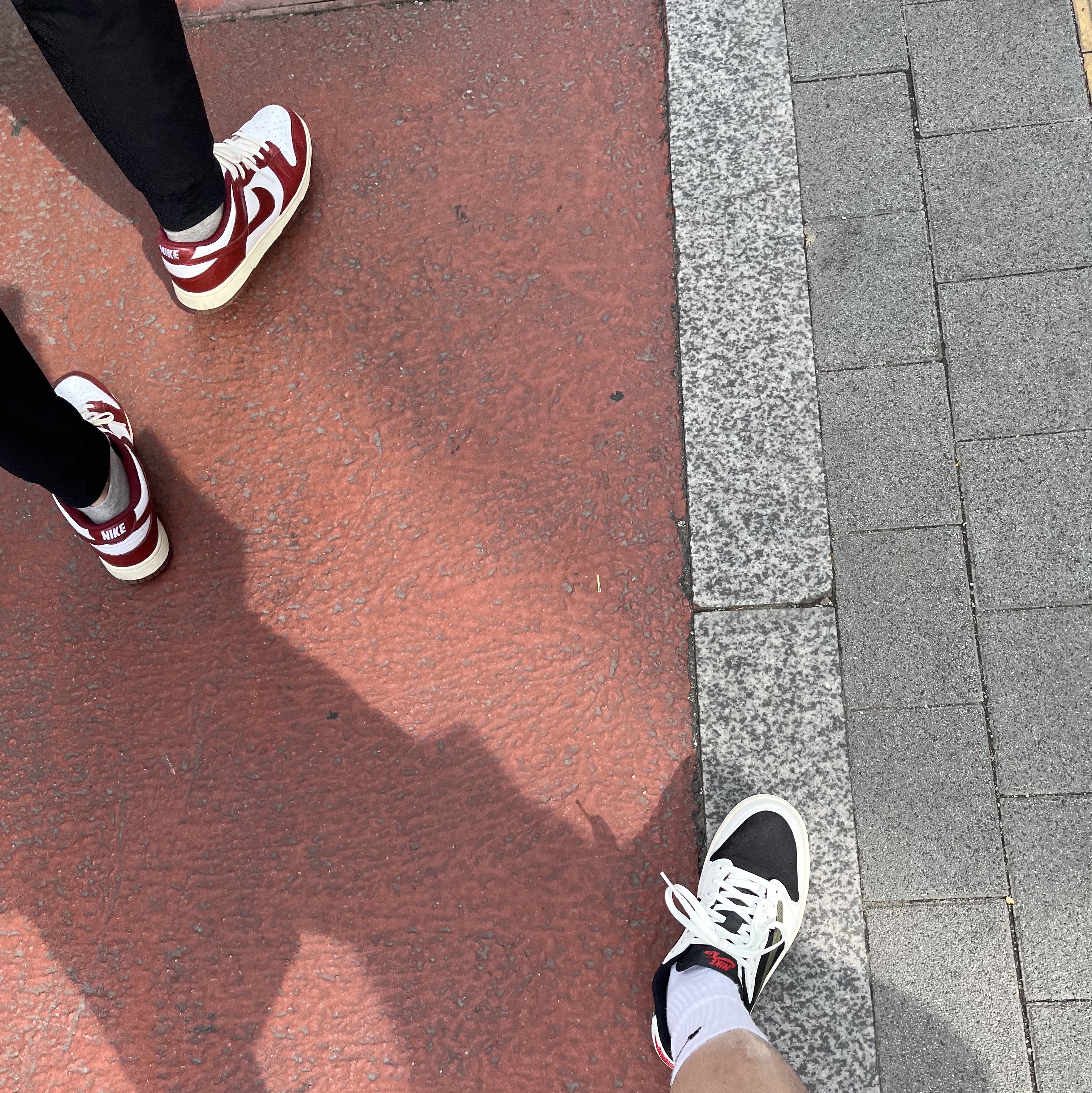 (W) Jordan 1 x Travis Scott Retro Low OG SP Medium Olive, (W) Nike Dunk Low Retro PRM Team Red and White 착용 스타일