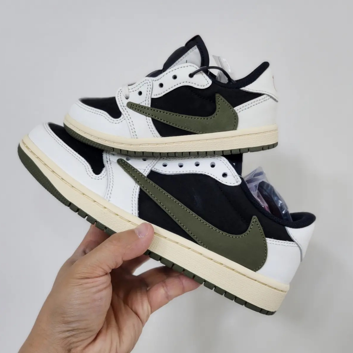 (TD) Jordan 1 x Travis Scott Retro Low OG SP Medium Olive, (W) Jordan 1 x Travis Scott Retro Low OG SP Medium Olive 착용 스타일 - 4
