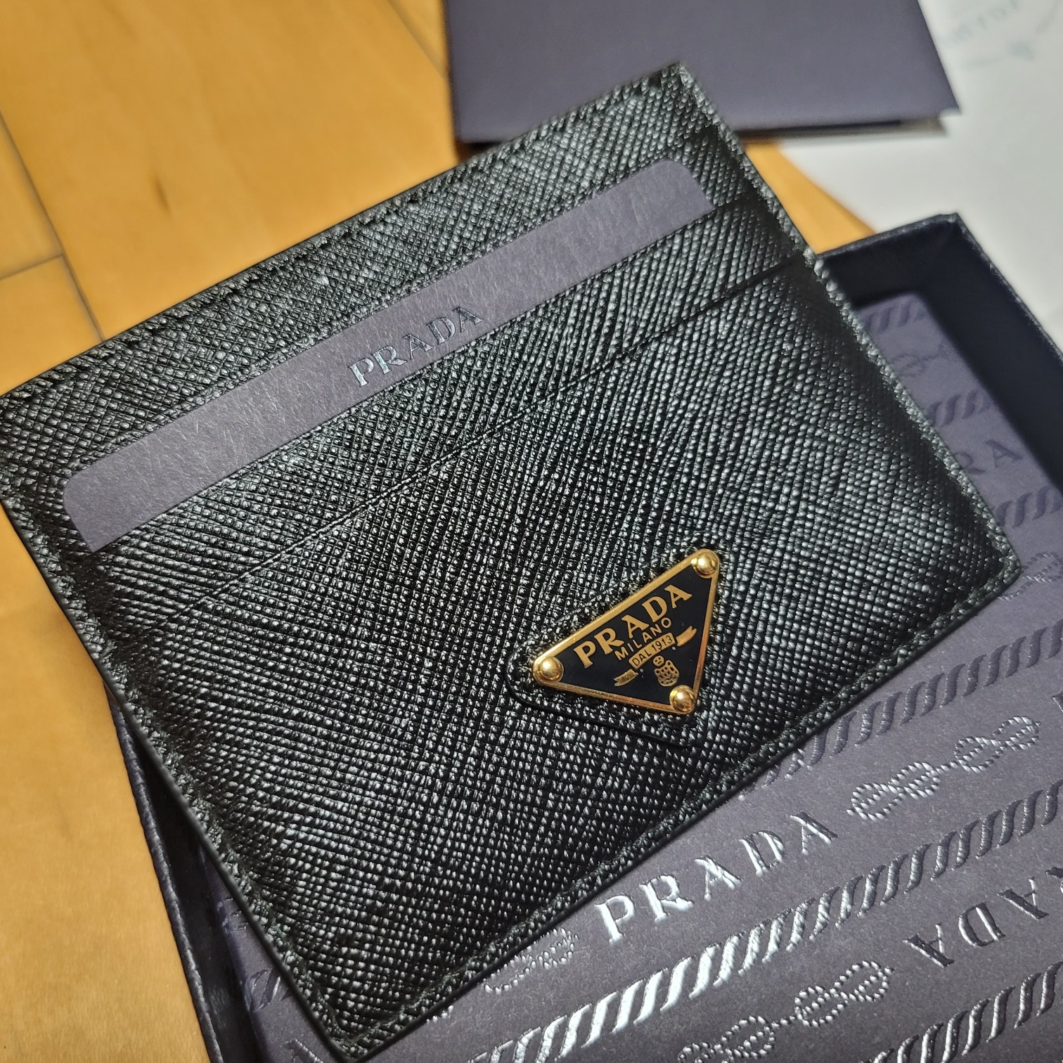 Prada Saffiano Leather Triangle Logo Card Holder Black Gold 착용 스타일 - 1