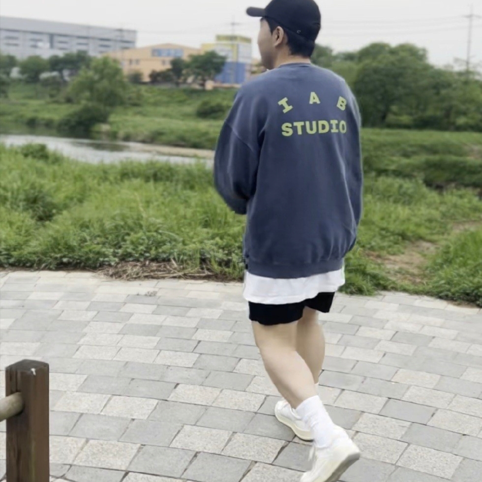 아이앱 스튜디오 피그먼트 스웨트셔츠 네이비, 스톤 아일랜드 B0943 나일론 메탈 스위밍 트렁크 블랙 - 23SS 착용 스타일