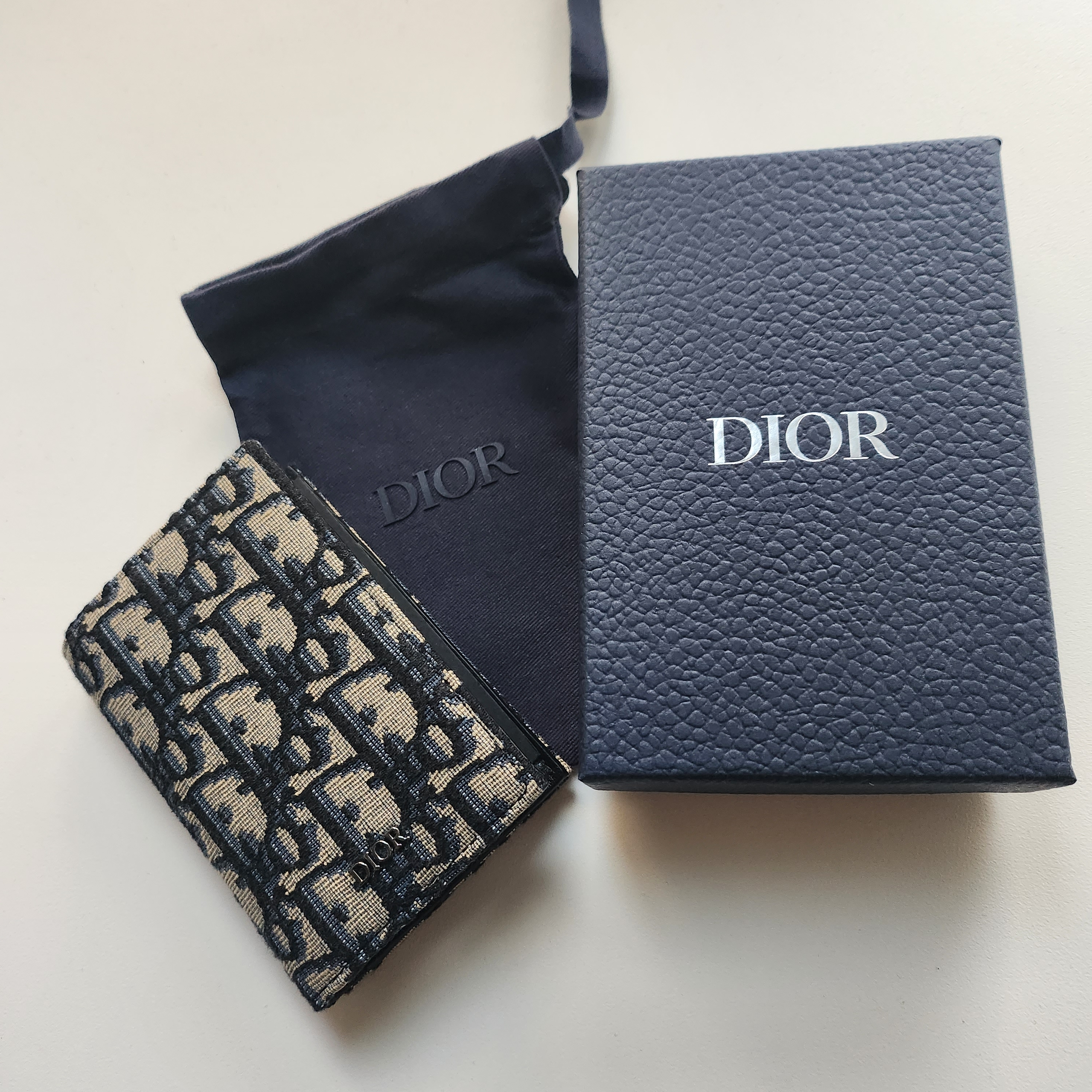 Dior Bi-Fold Card Holder Beige & Black Dior Oblique Jacquard 착용 스타일