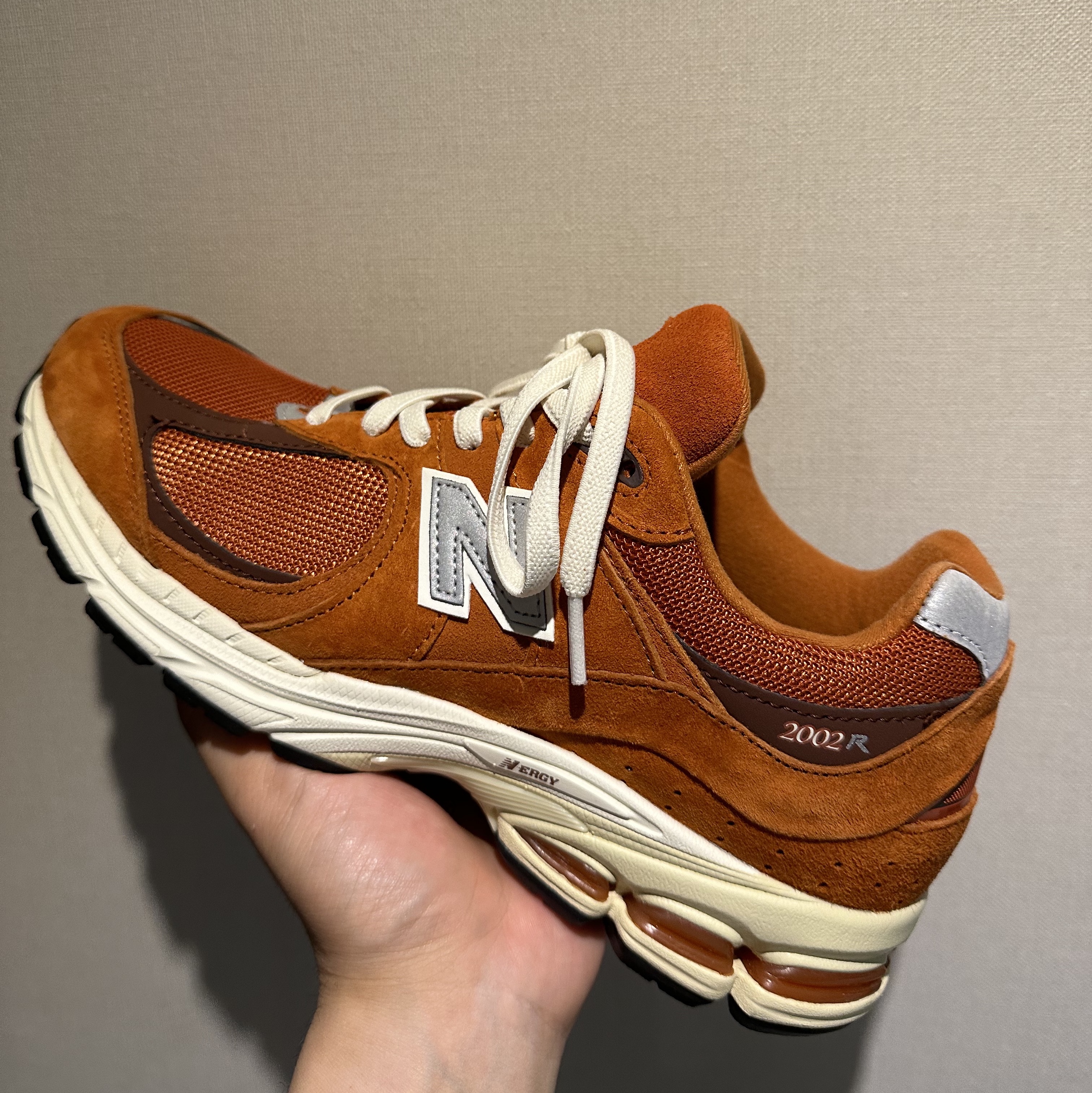 New Balance 2002R Rust Oxide 착용 스타일