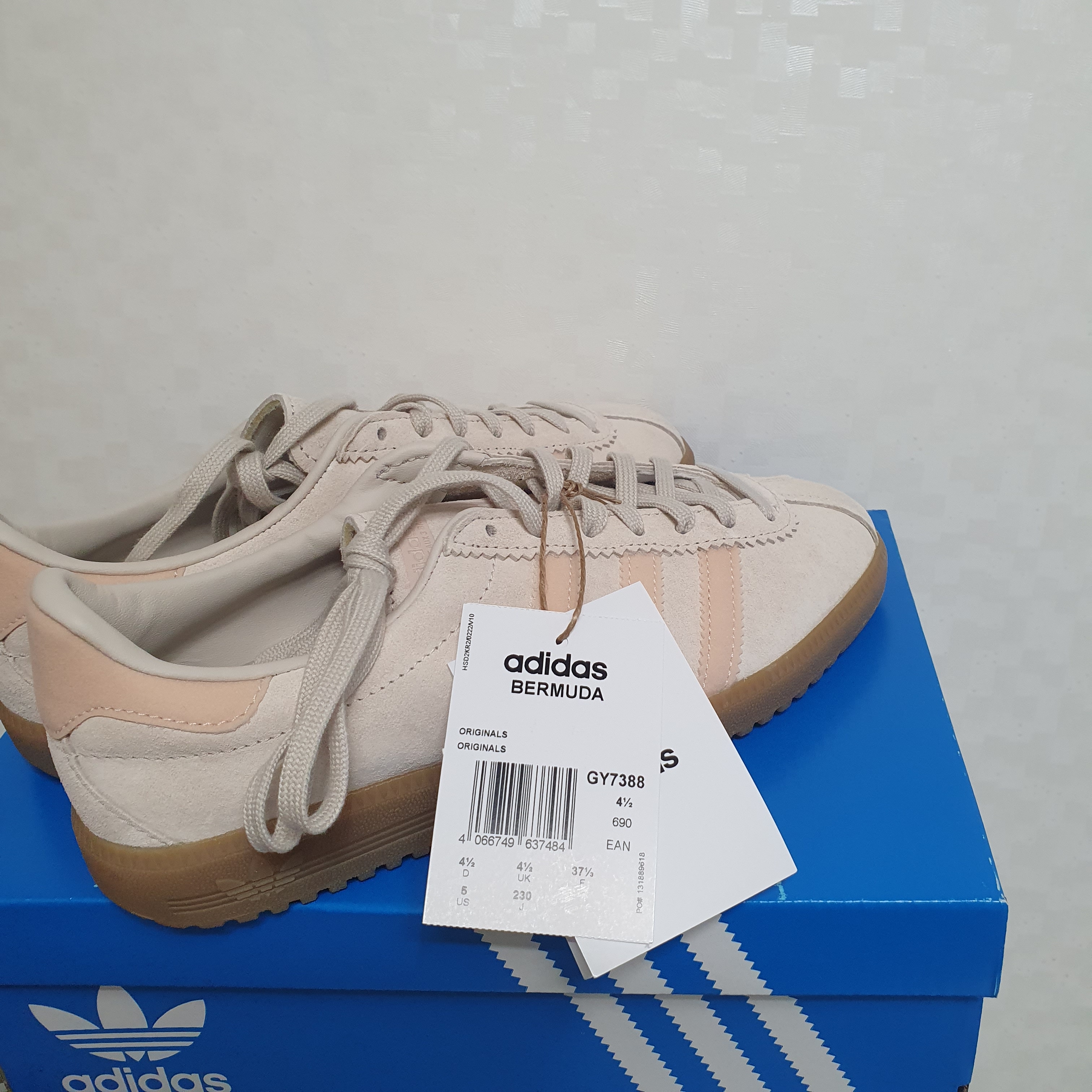 Adidas Bermuda Wonder White 착용 스타일