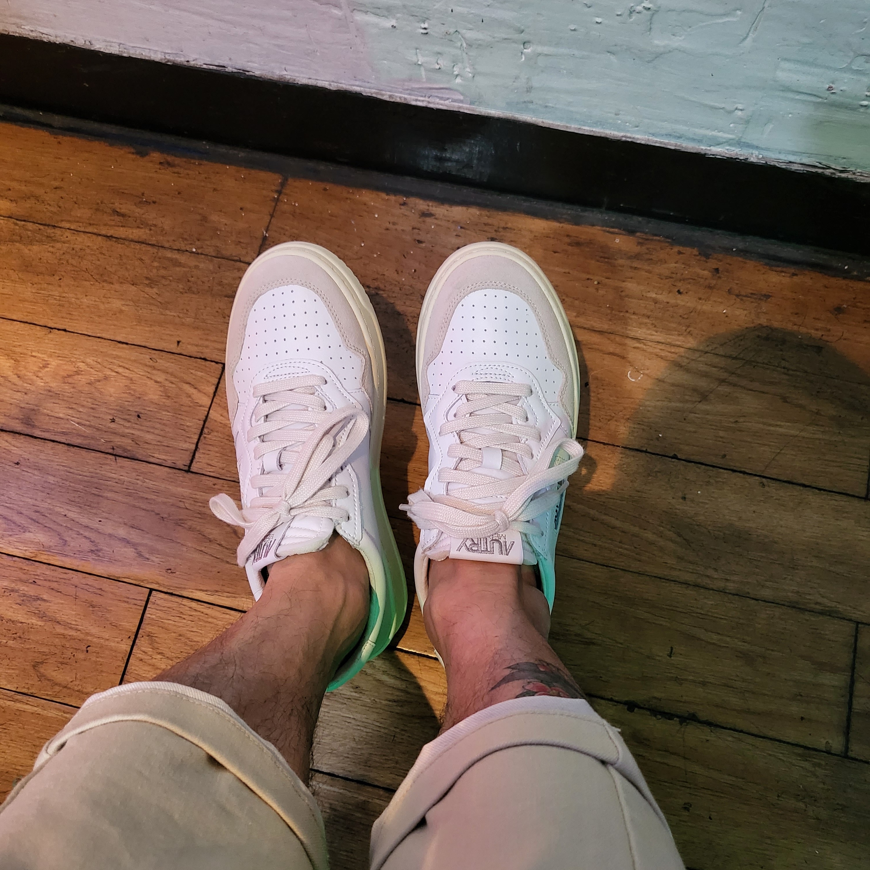 Autry Medalist Low Leather Suede Sneakers White 착용 스타일 - 1