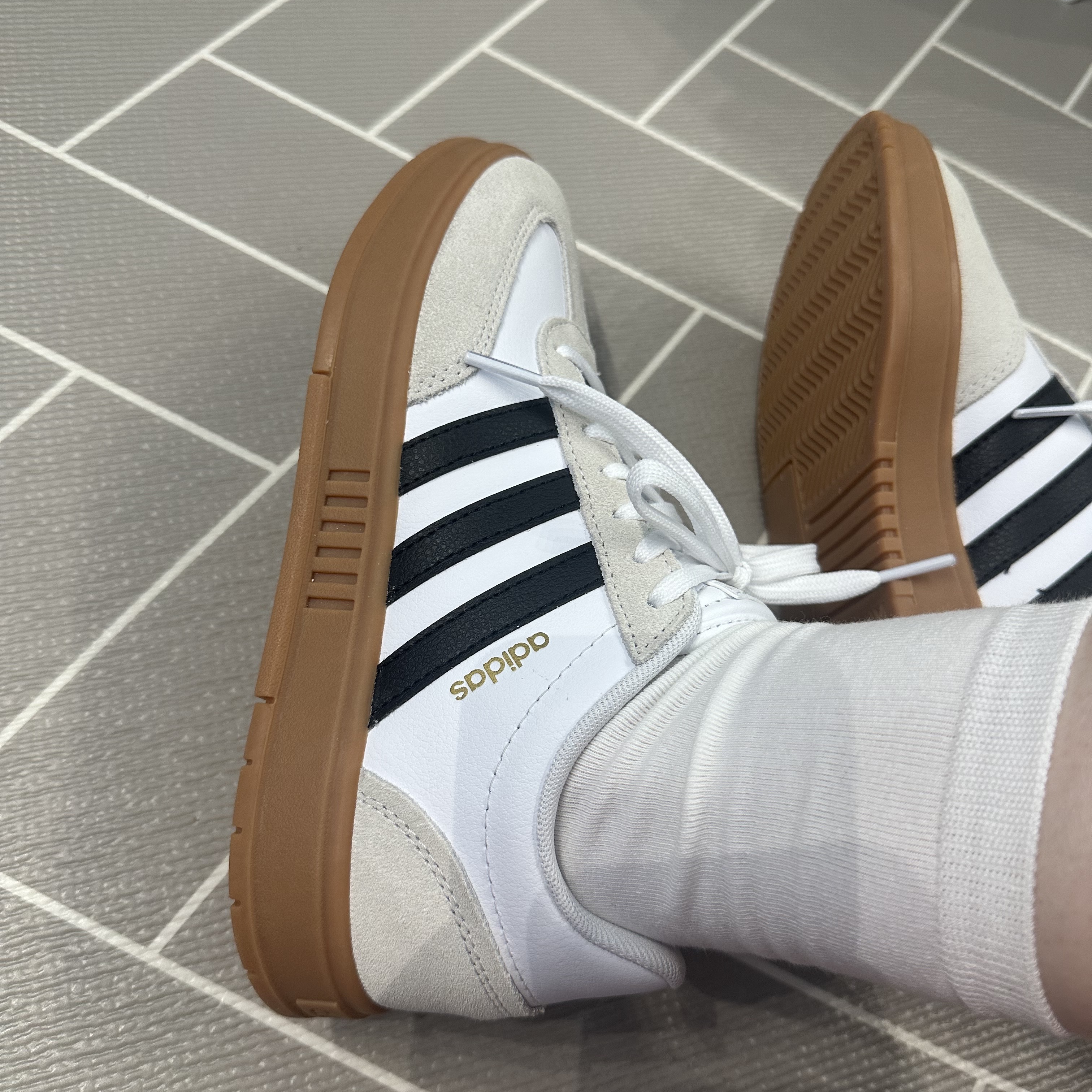 Adidas Gradas White Core Black 착용 스타일 - 4