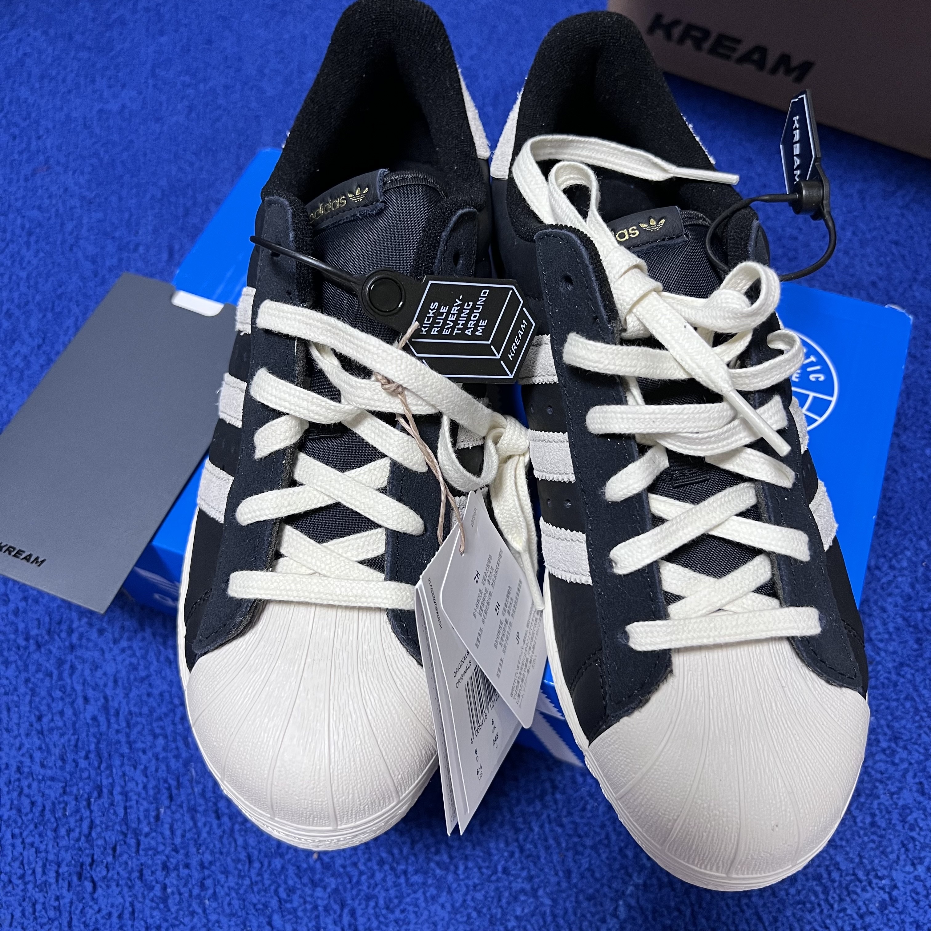Adidas Superstar 82 Black White 착용 스타일