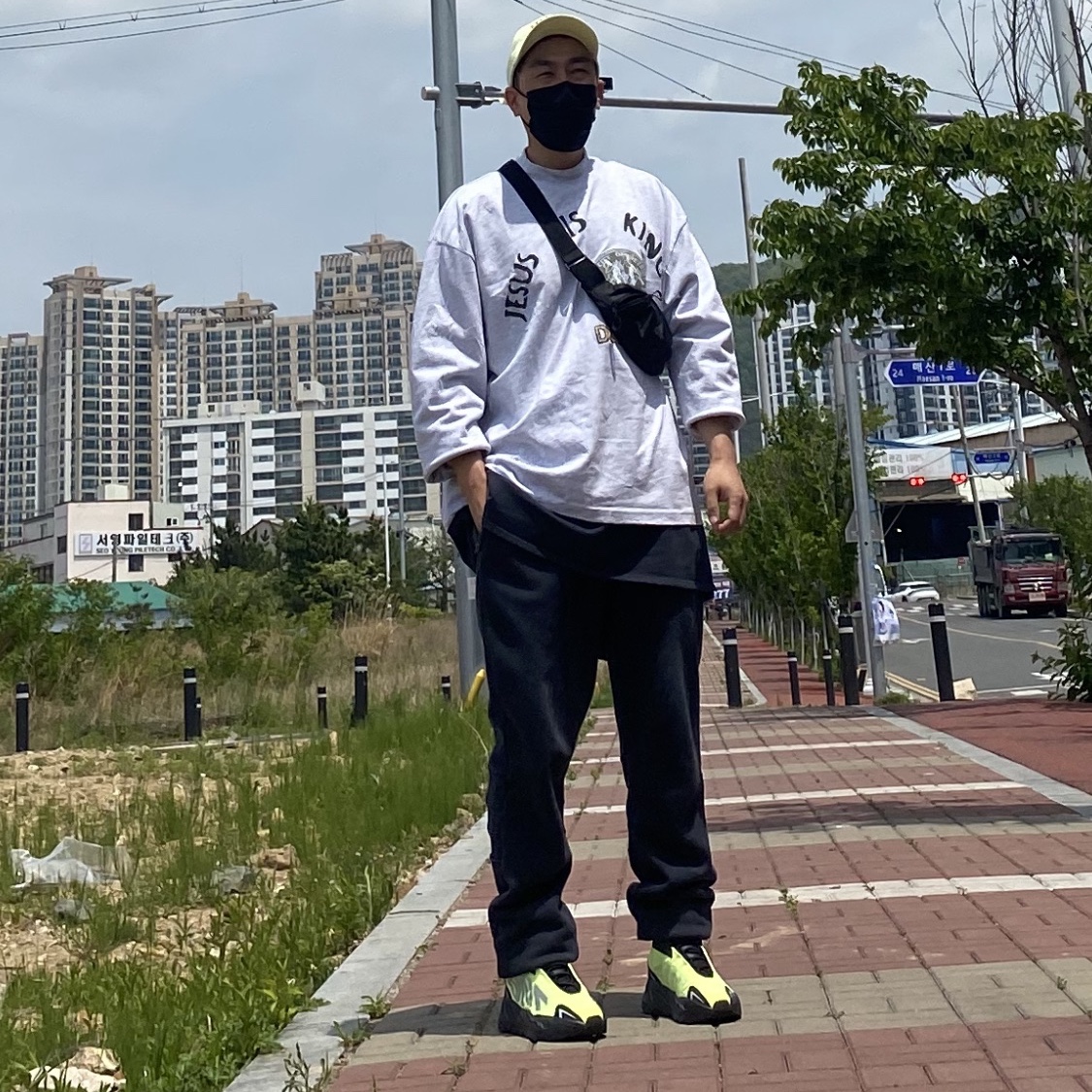 Adidas Yeezy Boost 700 MNVN Phosphor 착용 스타일 - 2