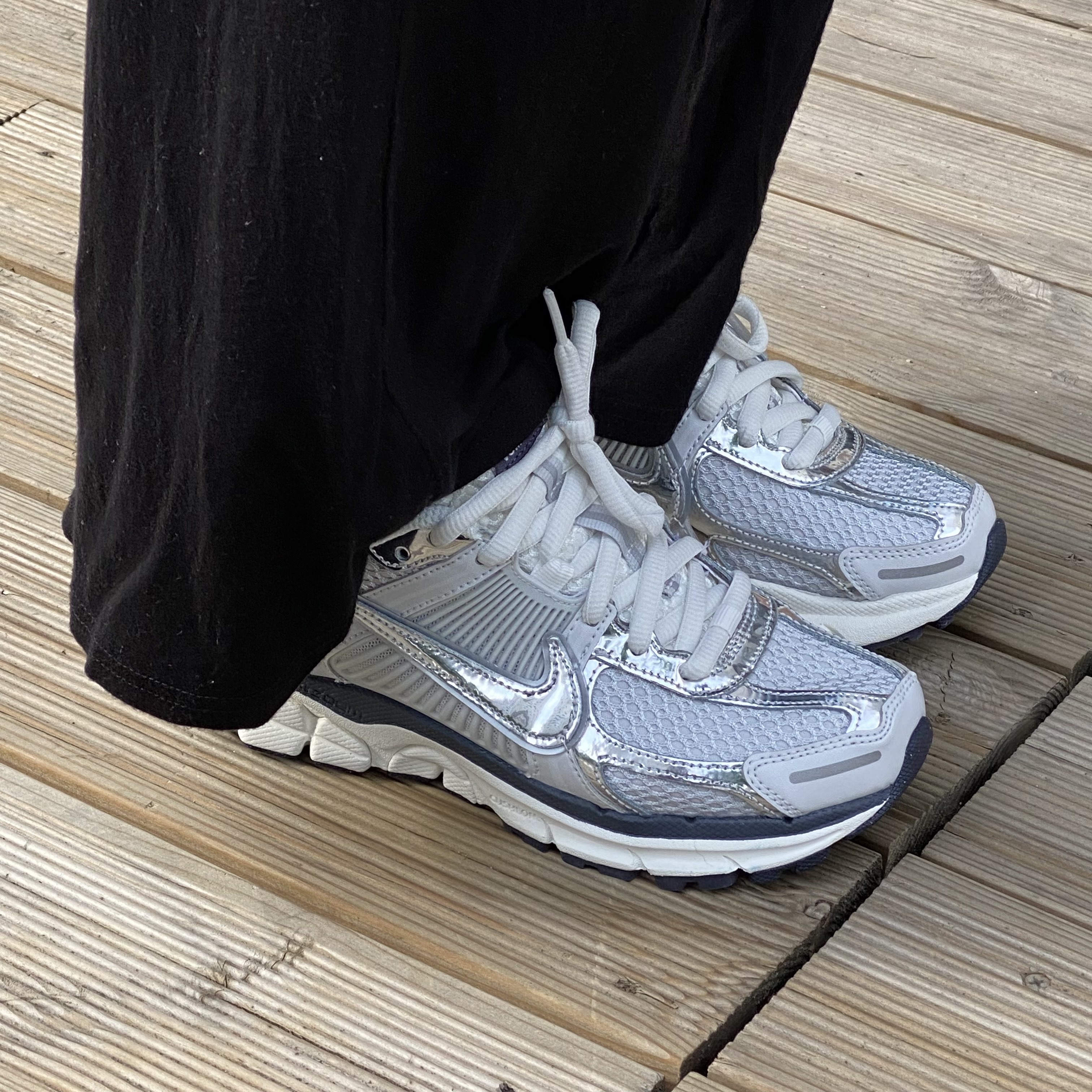 (W) Nike Zoom Vomero 5 Photon Dust and Metallic Silver 착용 스타일