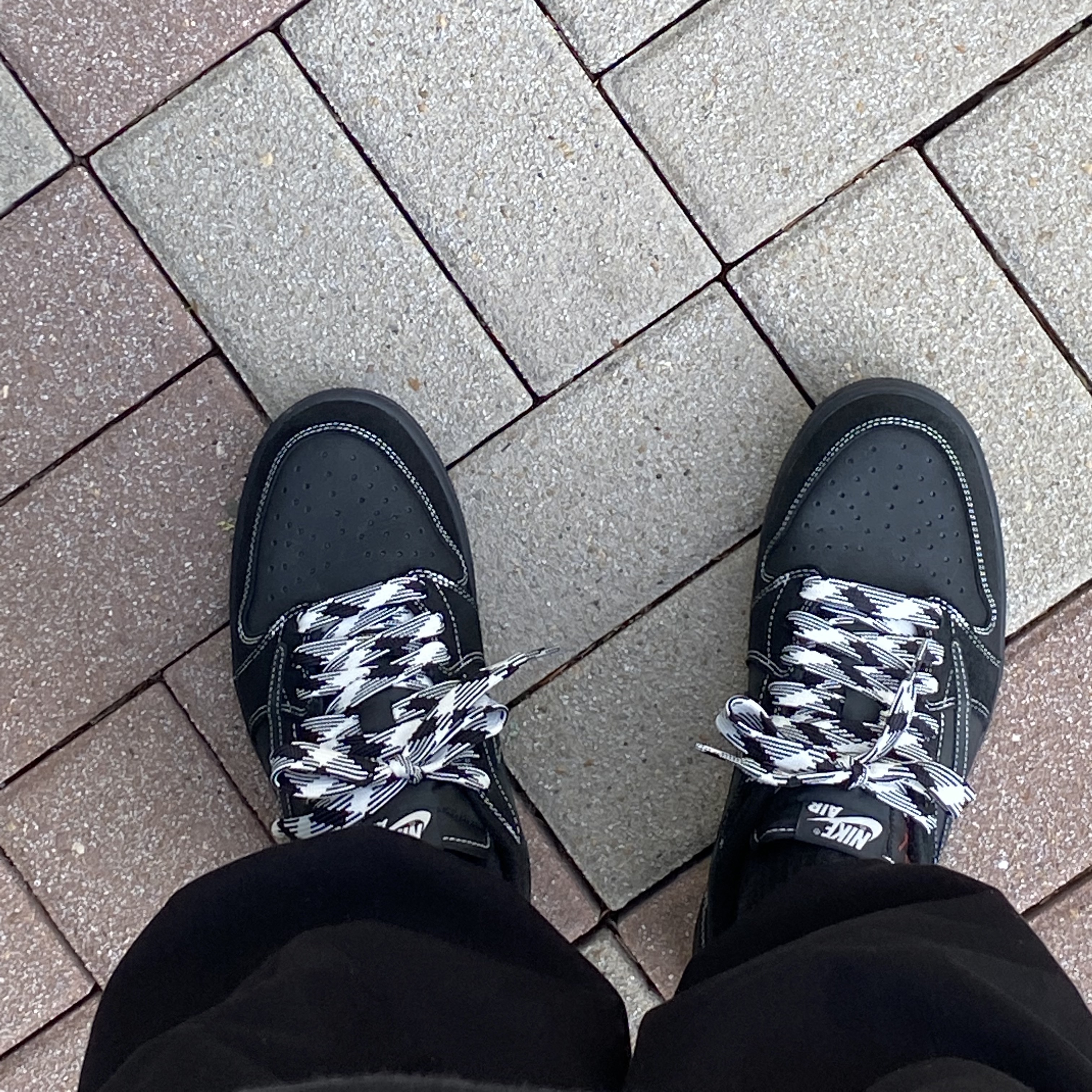 Jordan 1 x Travis Scott Retro Low OG SP Black Phantom 착용 스타일 - 2