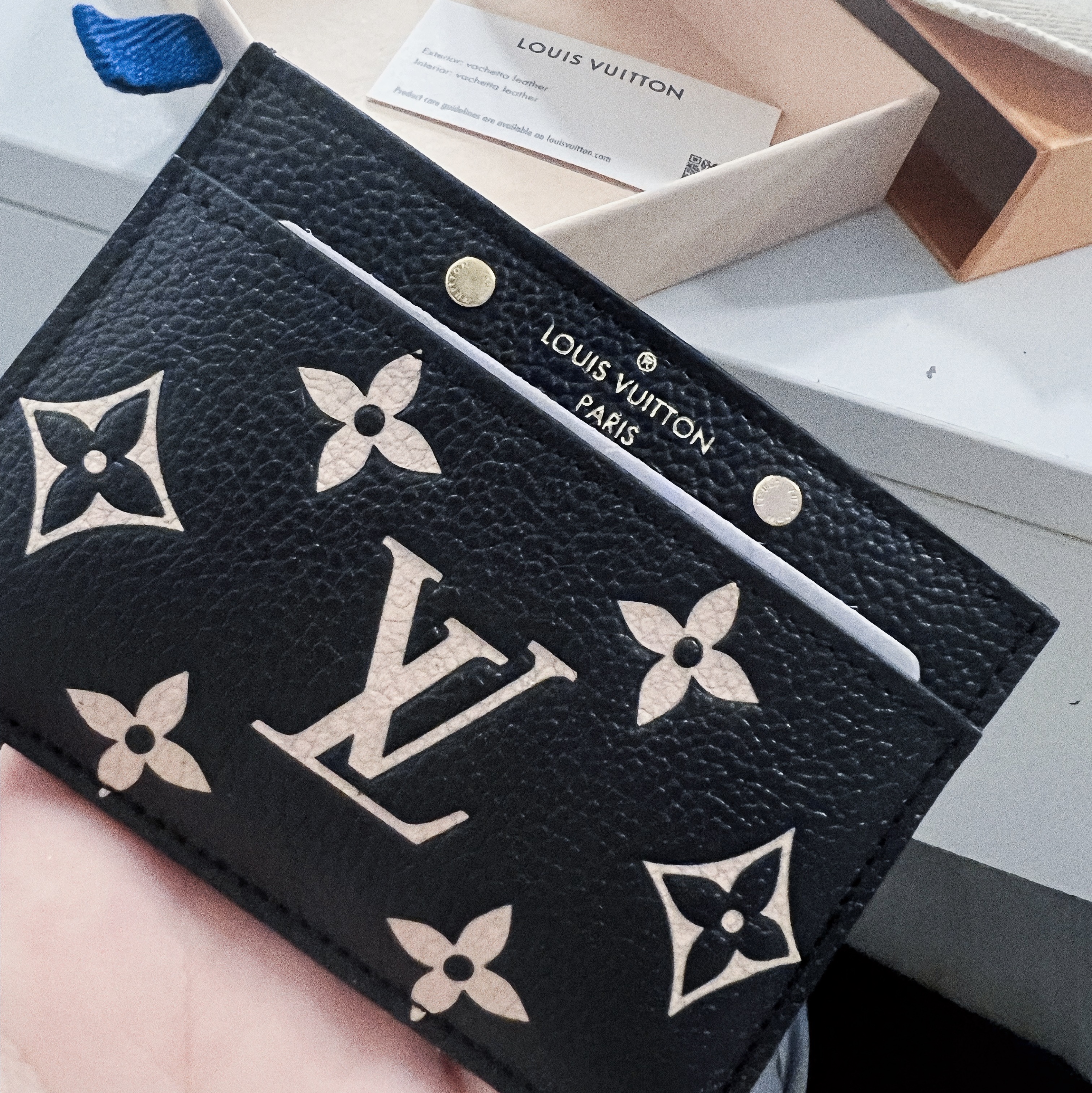 Louis Vuitton Card Holder Monogram Empreinte Black Beige 착용 스타일