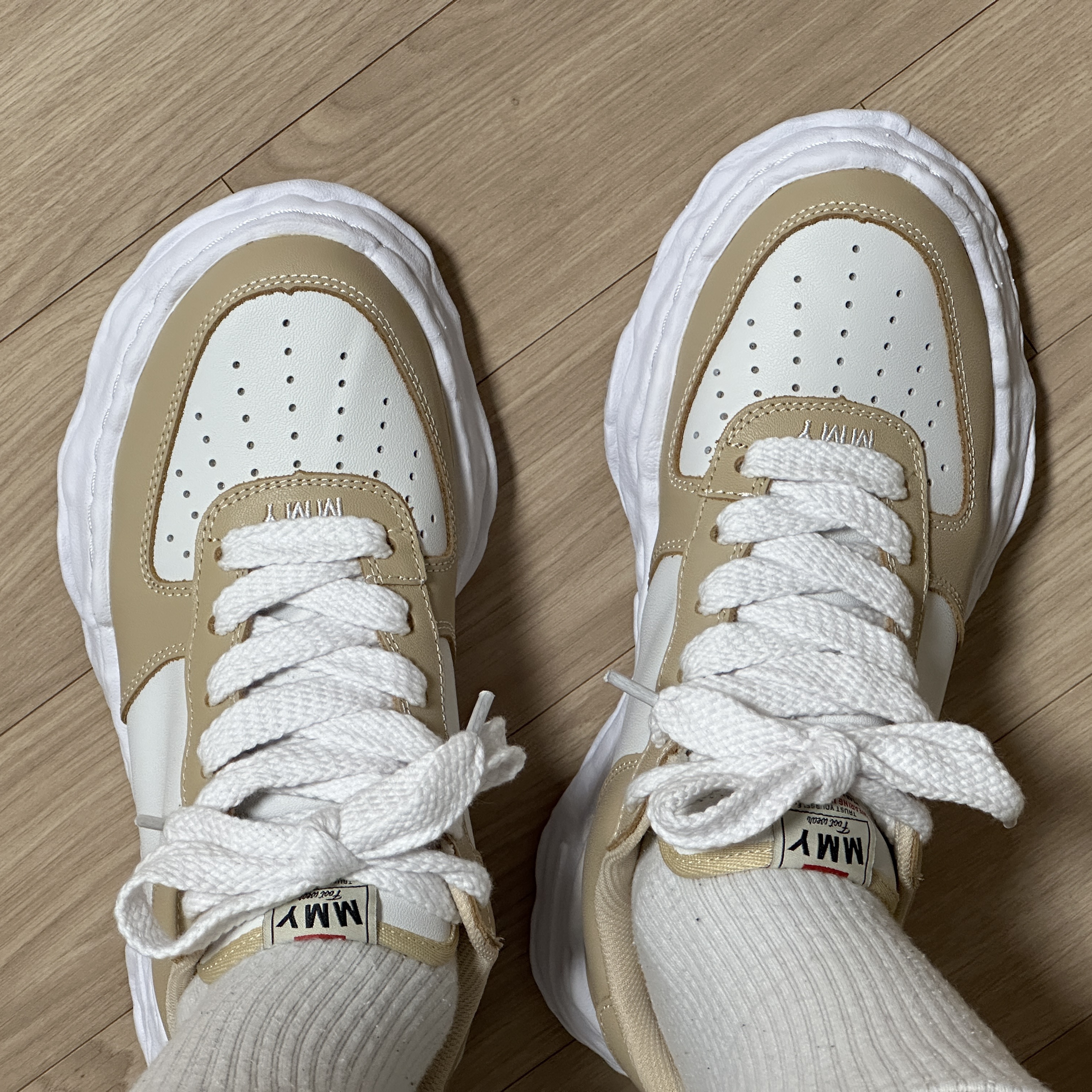 Maison Mihara Yasuhiro Wayne OG Sole Leather Low-top Sneakers Beige White 착용 스타일 - 2