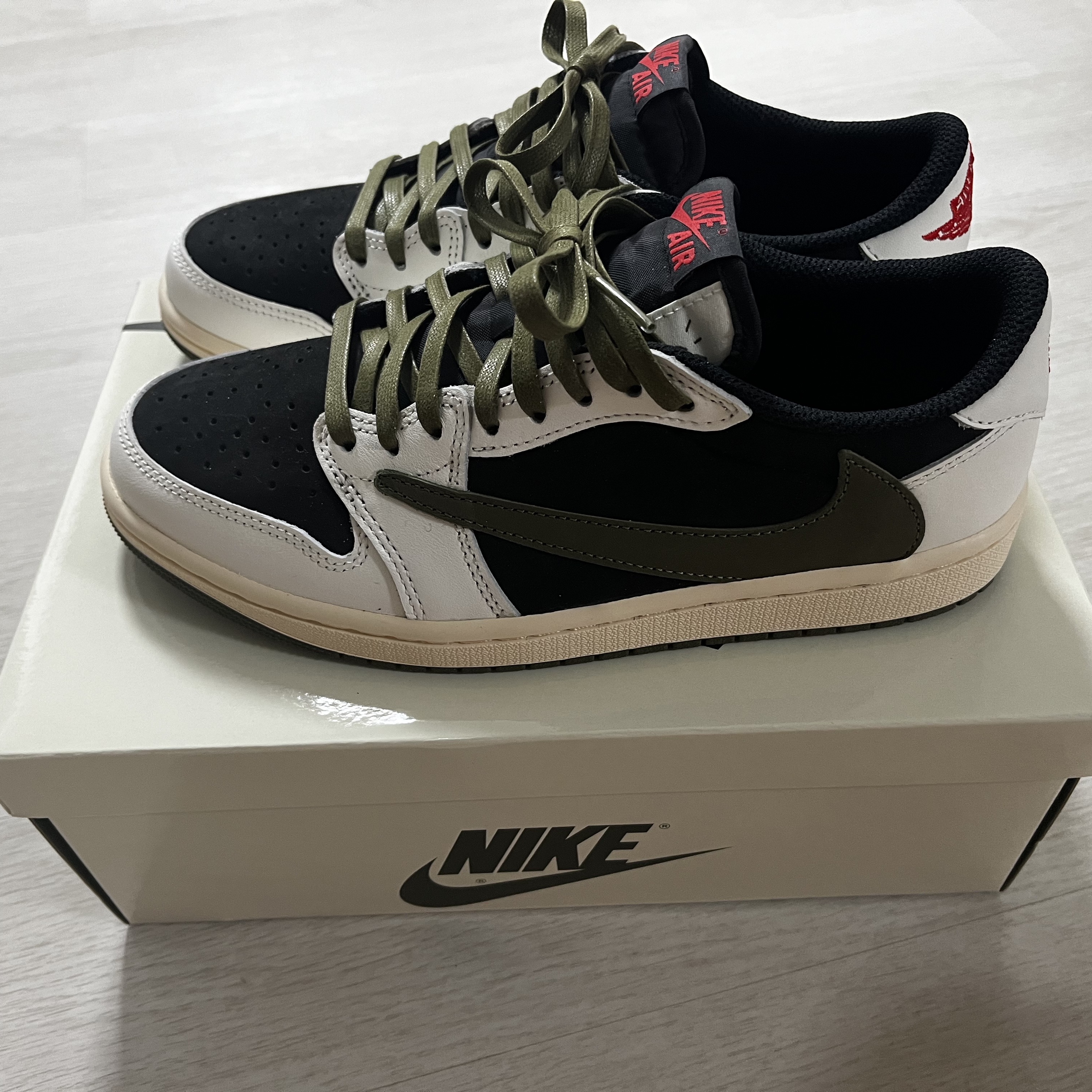 (W) Jordan 1 x Travis Scott Retro Low OG SP Medium Olive 착용 스타일 - 2