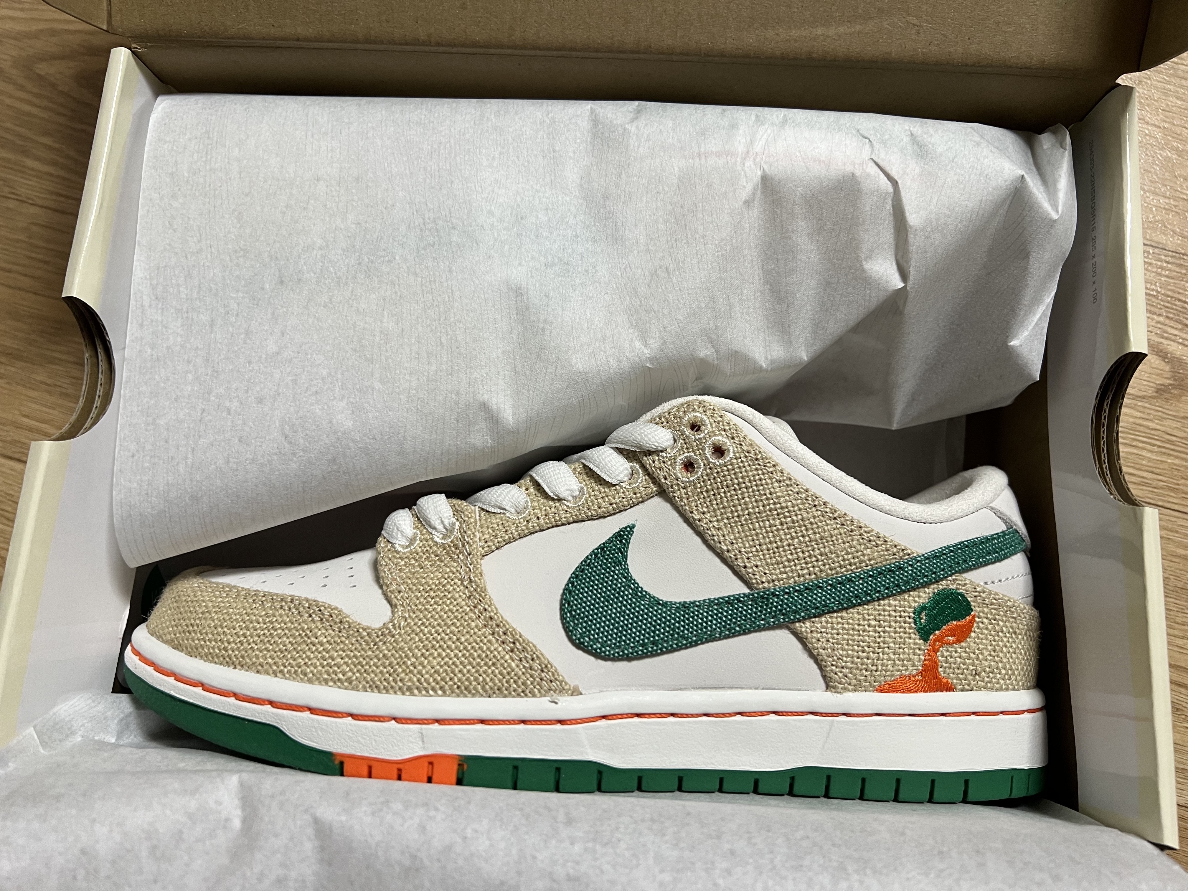 Nike x Jarritos SB Dunk Low Phantom and Malachite 착용 스타일