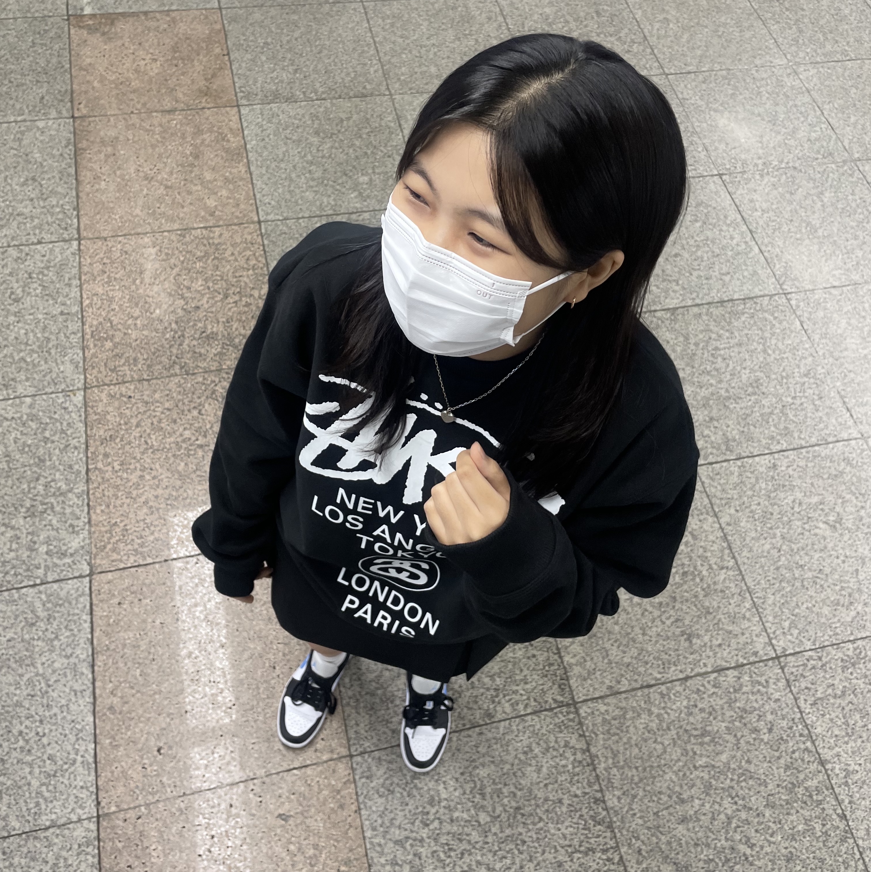 Stussy World Tour Crew Black 2022 착용 스타일