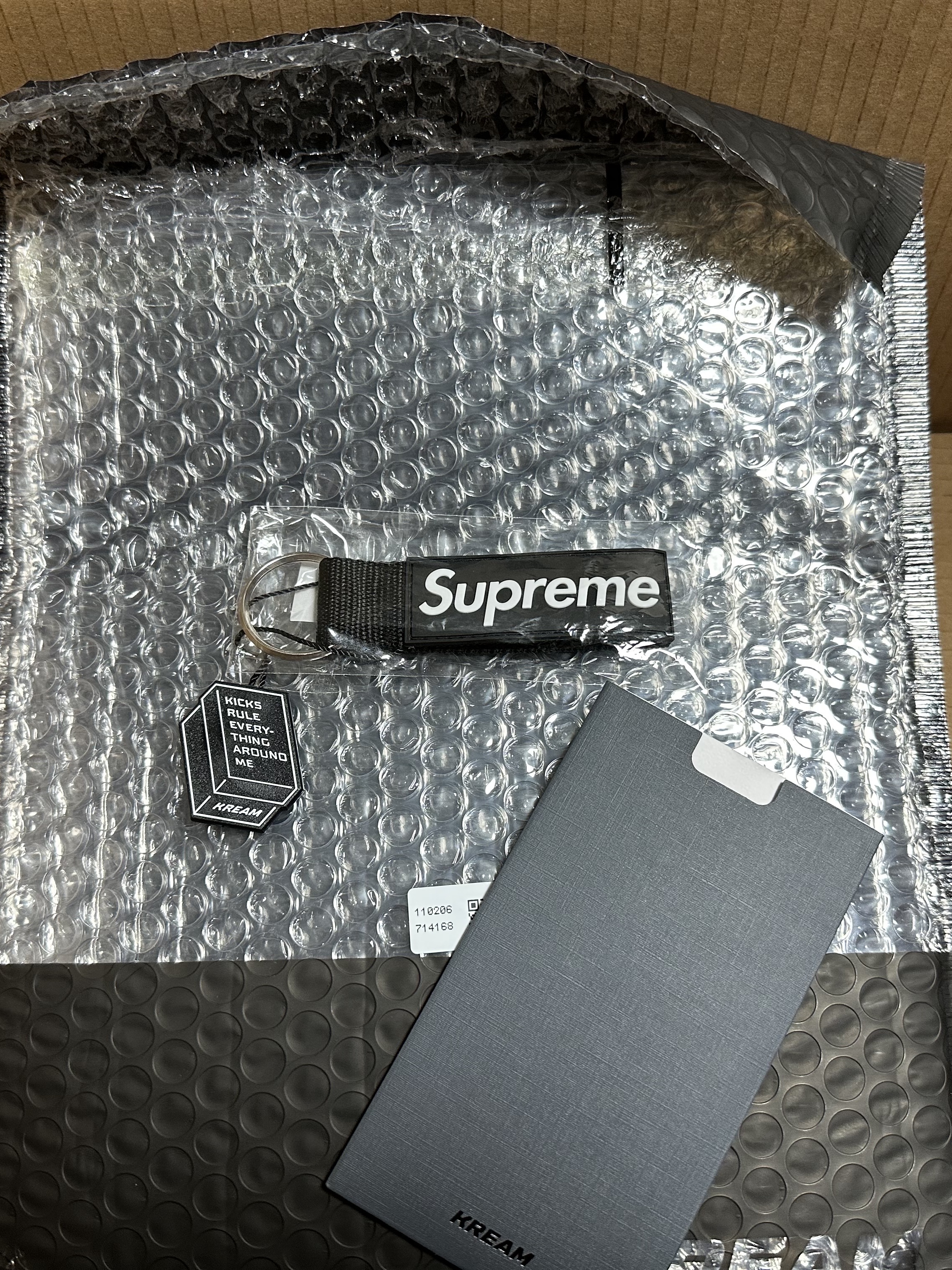 Supreme Webbing Keychain Black - 23SS 착용 스타일 - 2