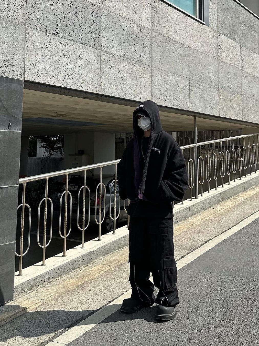 Balenciaga Steroid Derby Black, [KREAM 단독] AOP Tetsdo 6 Rail Cargo Pants Black 착용 스타일 - 2