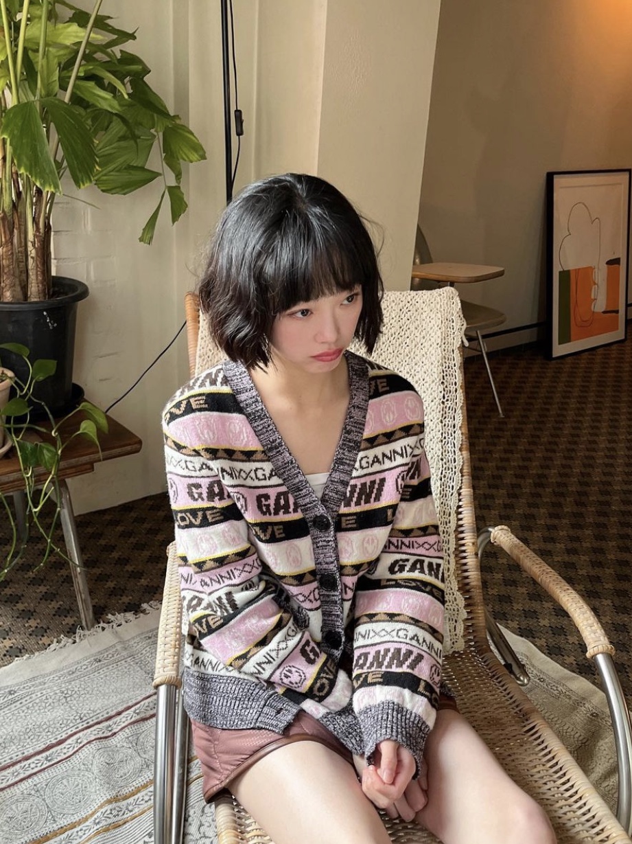 (W) Ganni Graphic Cardigan Petrified Oak 착용 스타일 - 2