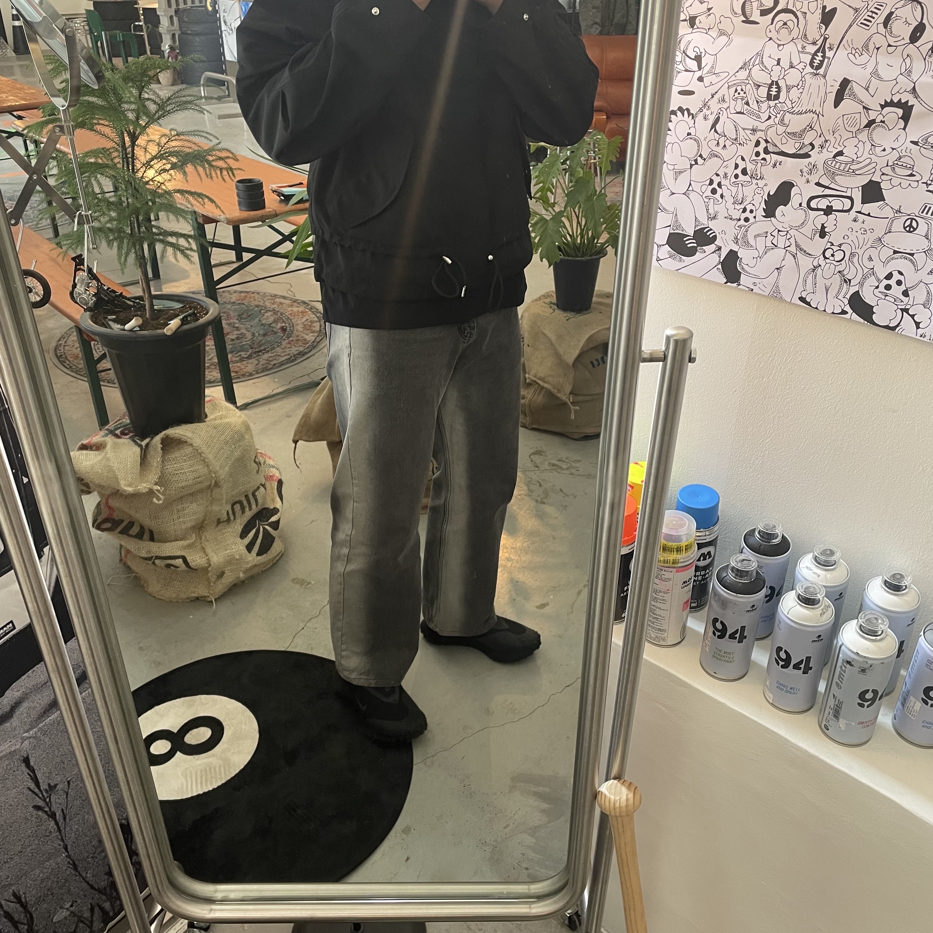 카이카이키키 플라워 러버 키링 레인보우 화이트, 나이키 ACG 마운틴 플라이 고어텍스 블랙 앤 다크 그레이 착용 스타일 - 2