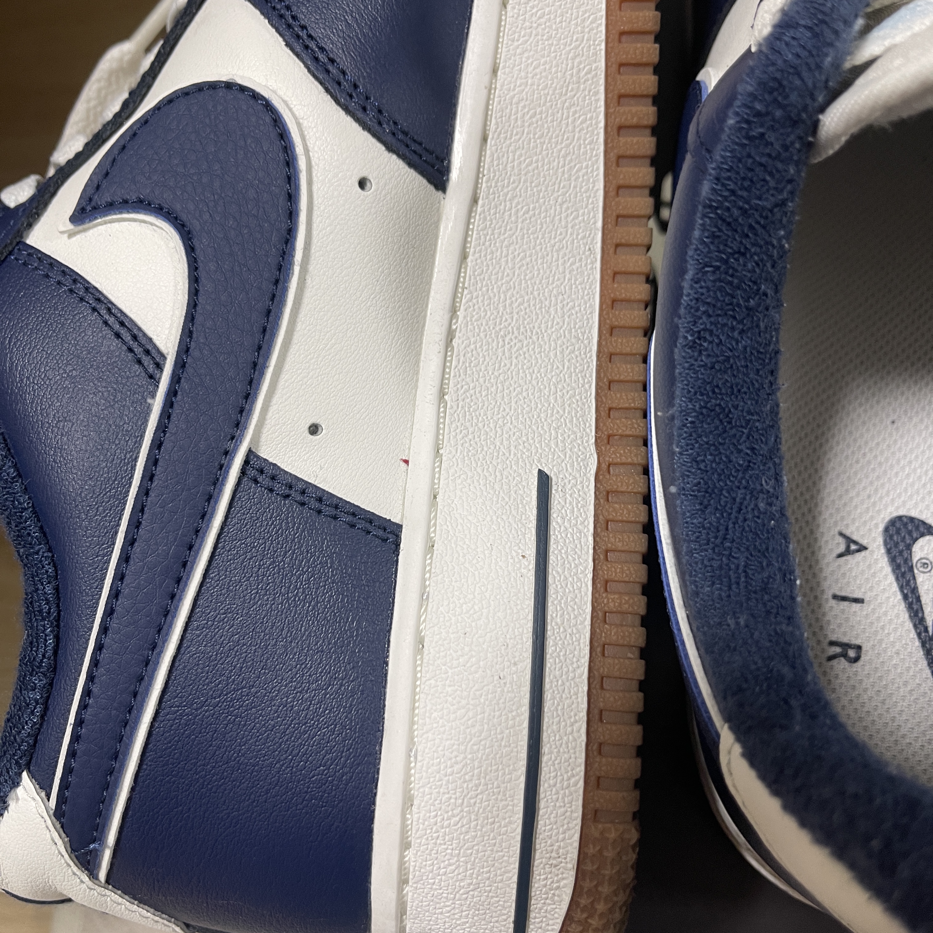 Nike Air Force 1 '07 LV8 Midnight Navy 착용 스타일 - 2