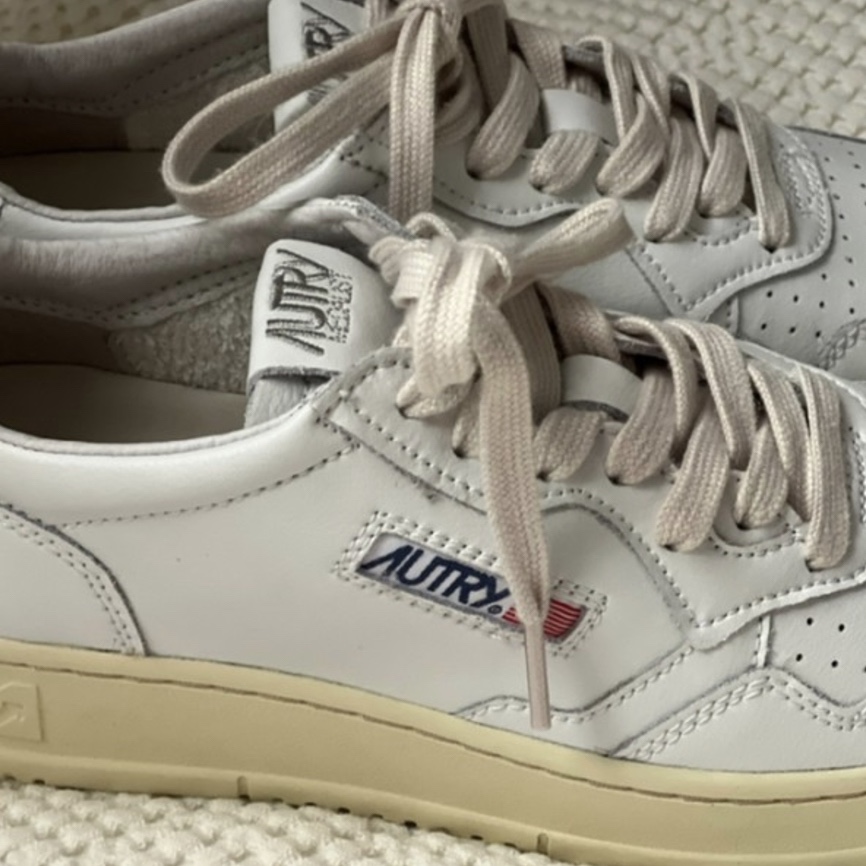 (W) Autry Medalist Low Leather Sneakers White 착용 스타일