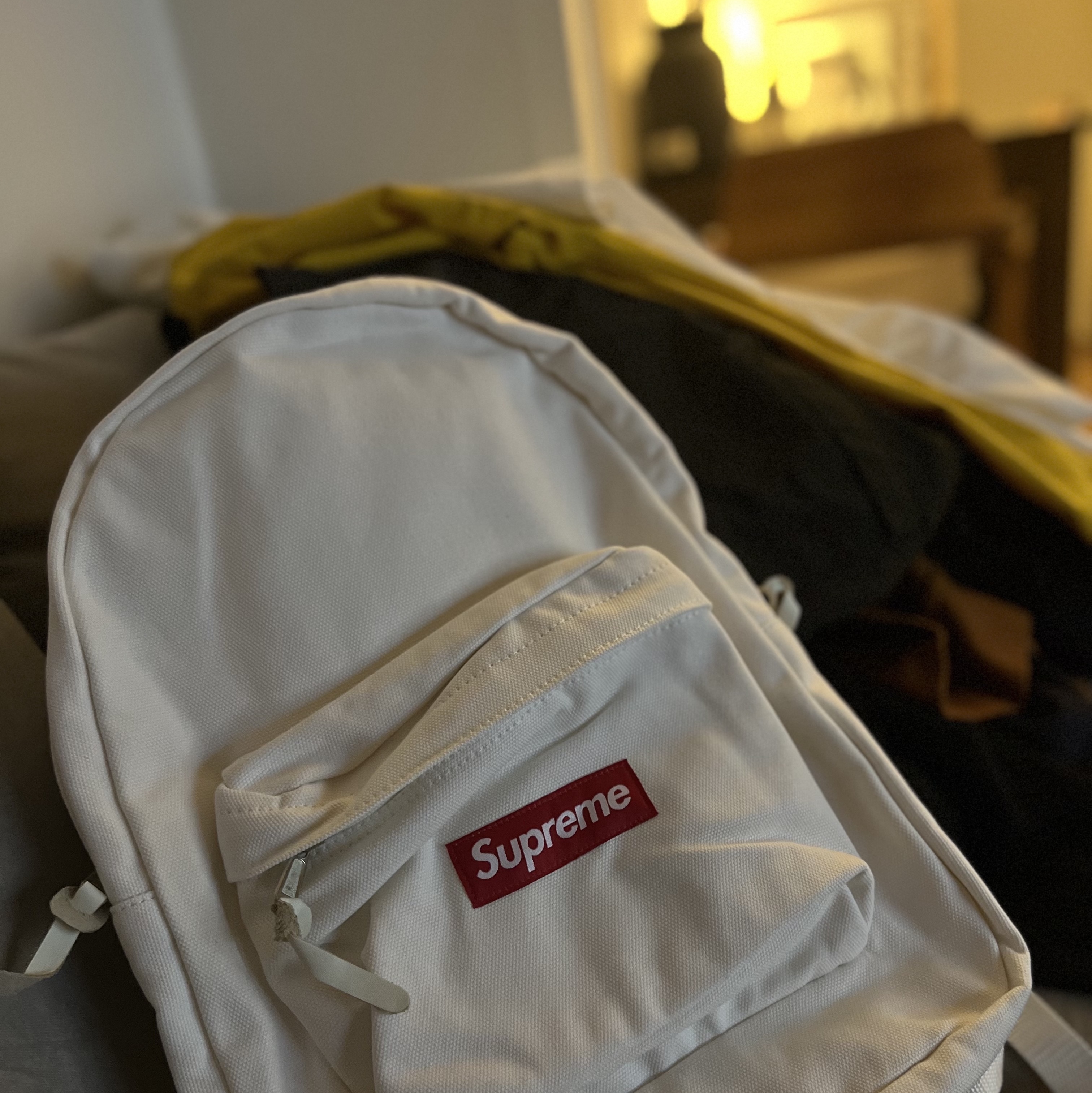 Supreme Canvas Backpack White 착용 스타일
