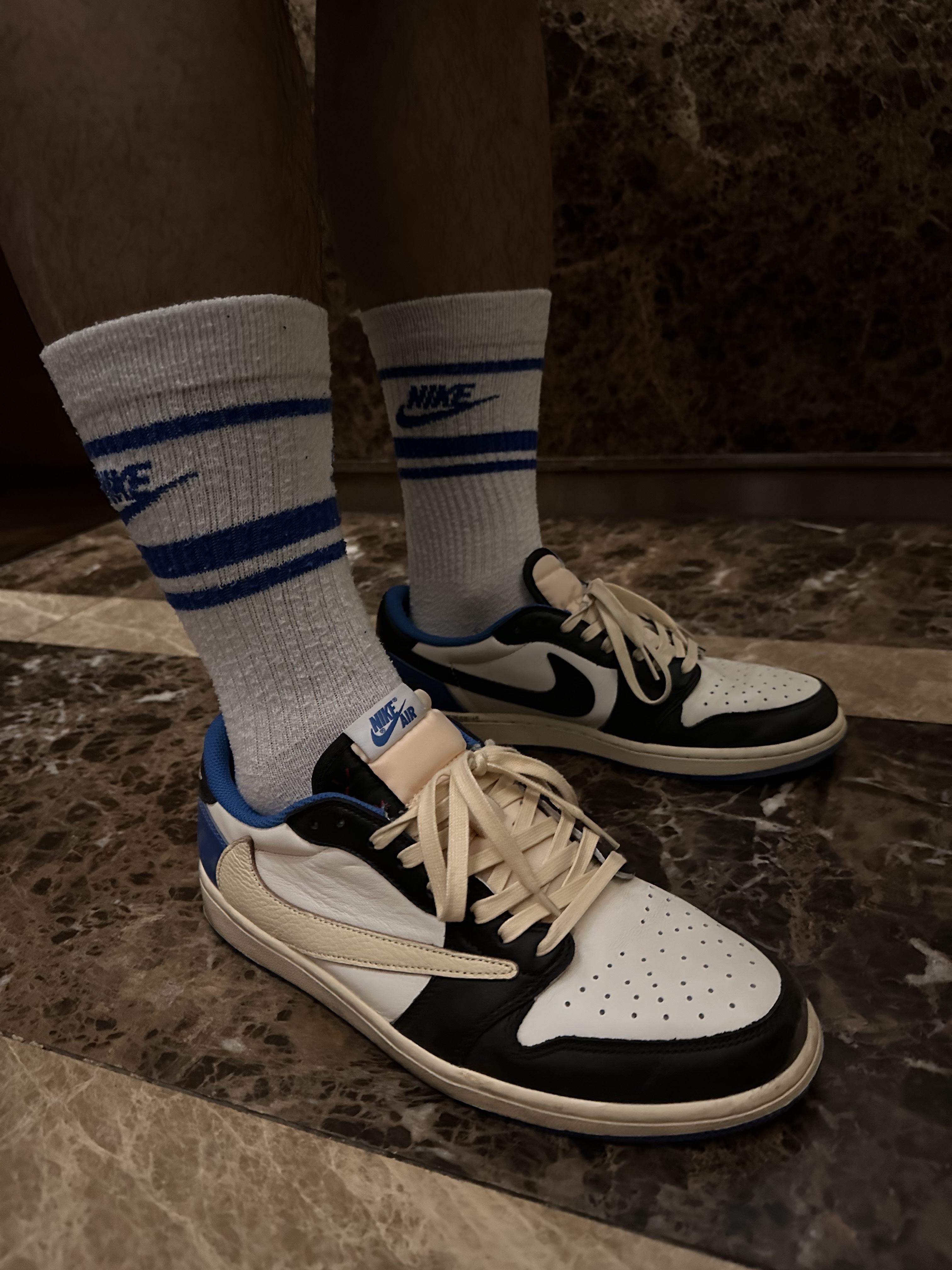 Jordan 1 x Travis Scott x Fragment Retro Low OG SP Military Blue, Nike NRG Solo Swoosh Fleece Shorts Black - Asia 착용 스타일 - 4