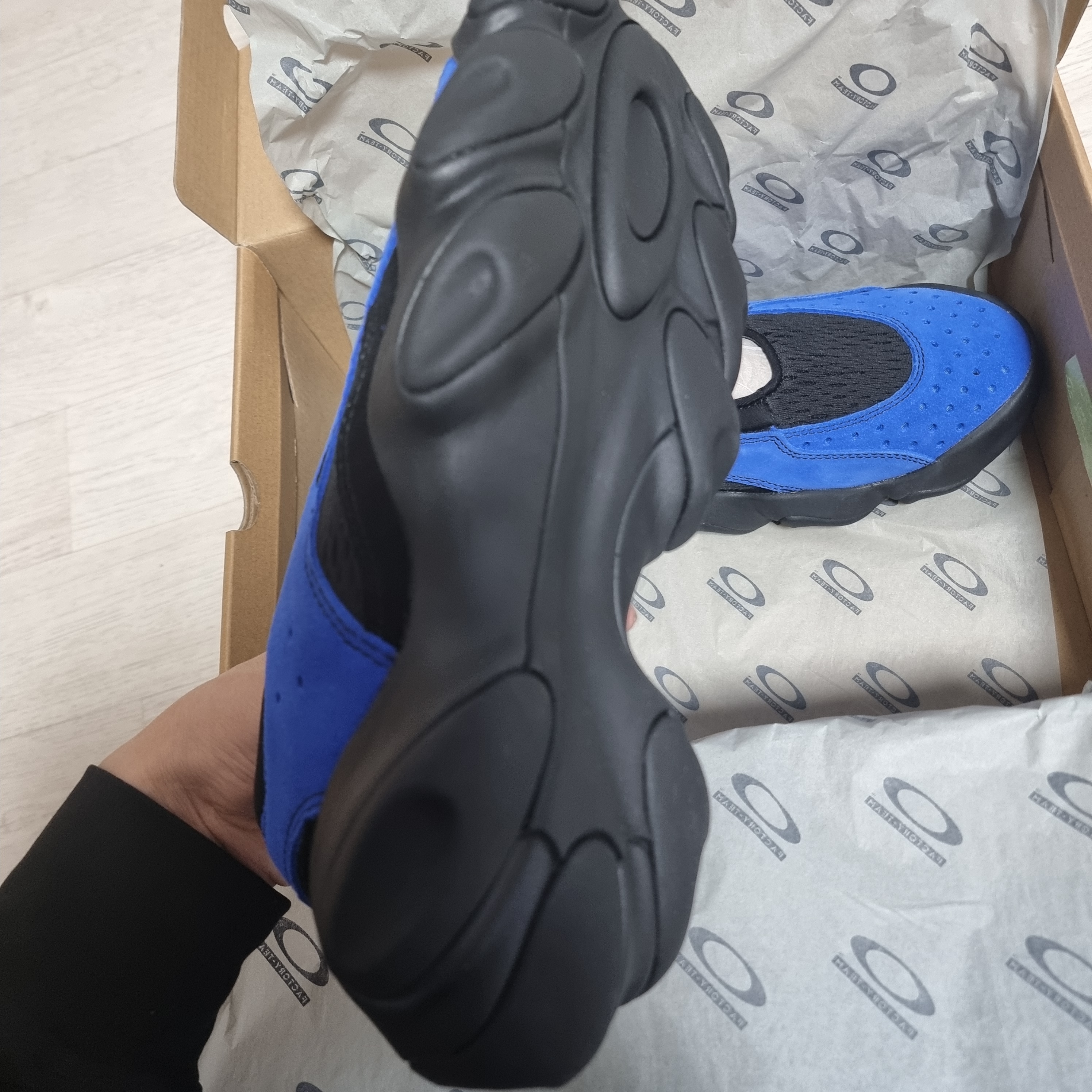 Oakley Factory Team x Brain Dead Flesh Sandal Electric Blue Black 착용 스타일 - 3