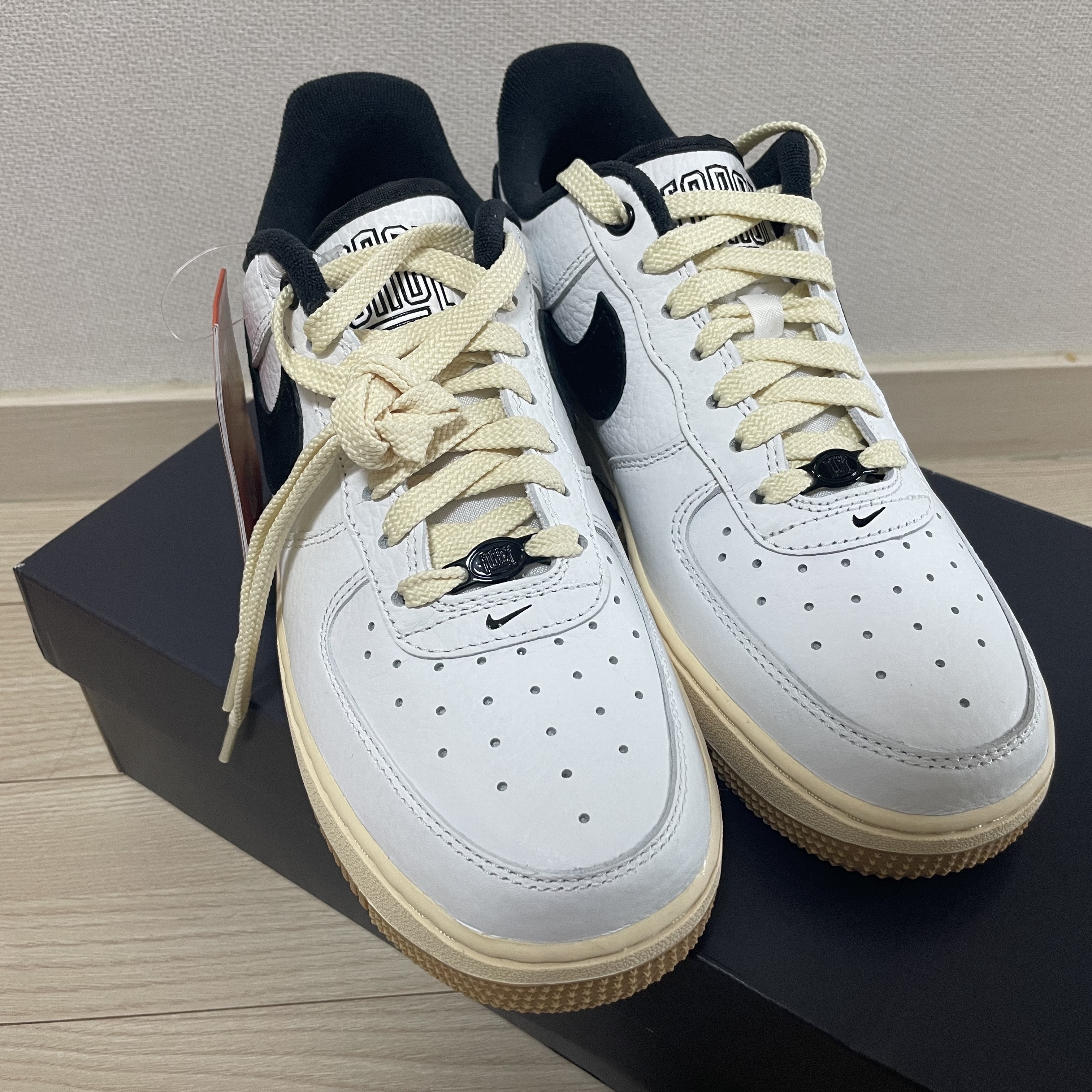(W) Nike Air Force 1 '07 LX Black and Summit White 착용 스타일