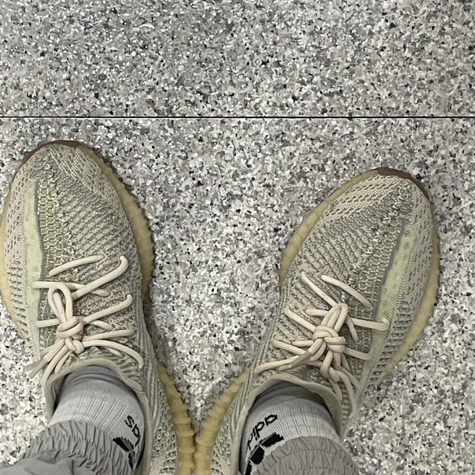 Adidas Yeezy Boost 350 V2 Citrin - Non-Reflective 착용 스타일 - 2
