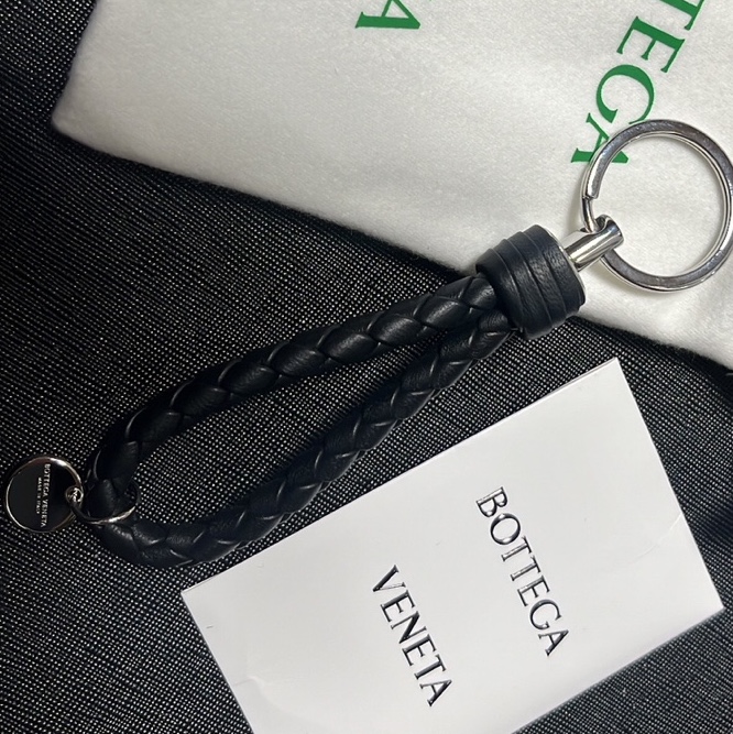 Bottega Veneta Logo Tag Keyring Black 착용 스타일