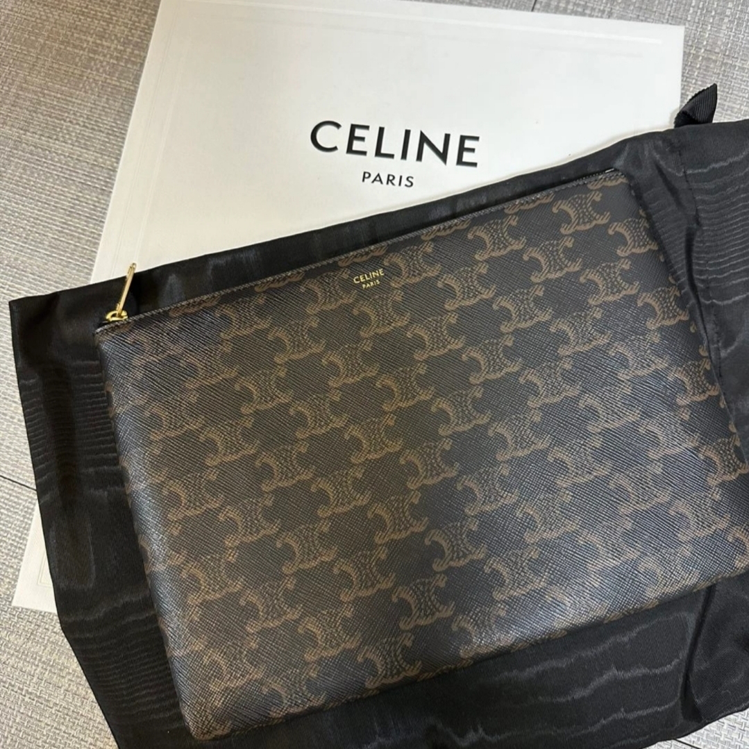 Celine Pouch in Triomphe Canvas Black 착용 스타일
