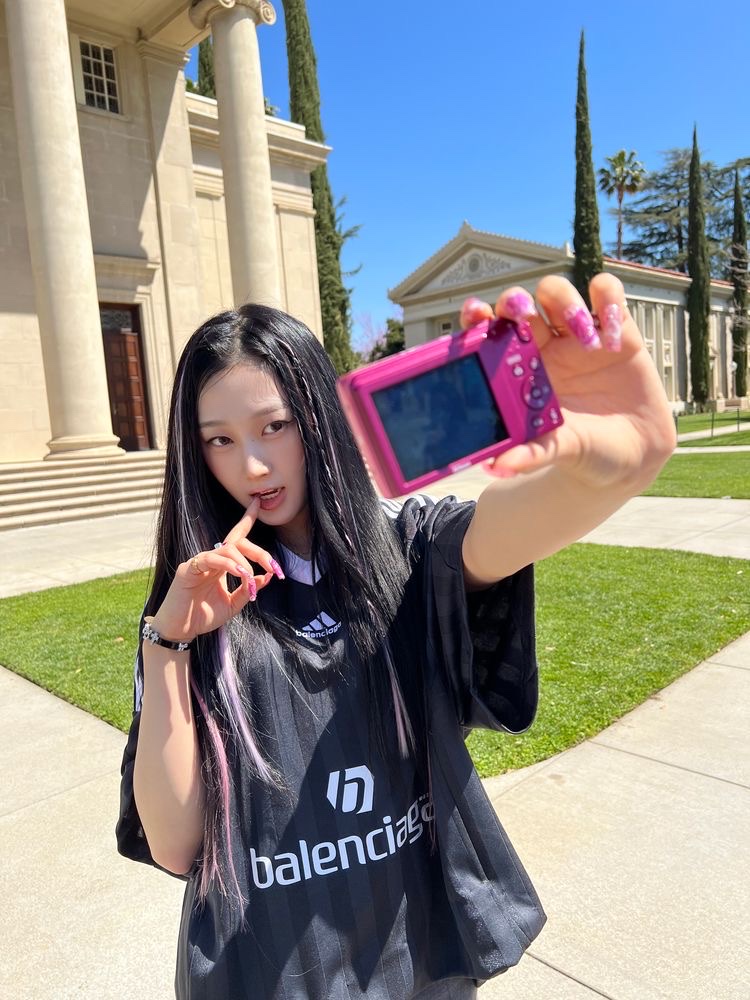 Balenciaga x Adidas Oversized Football T-Shirt Black 착용 스타일