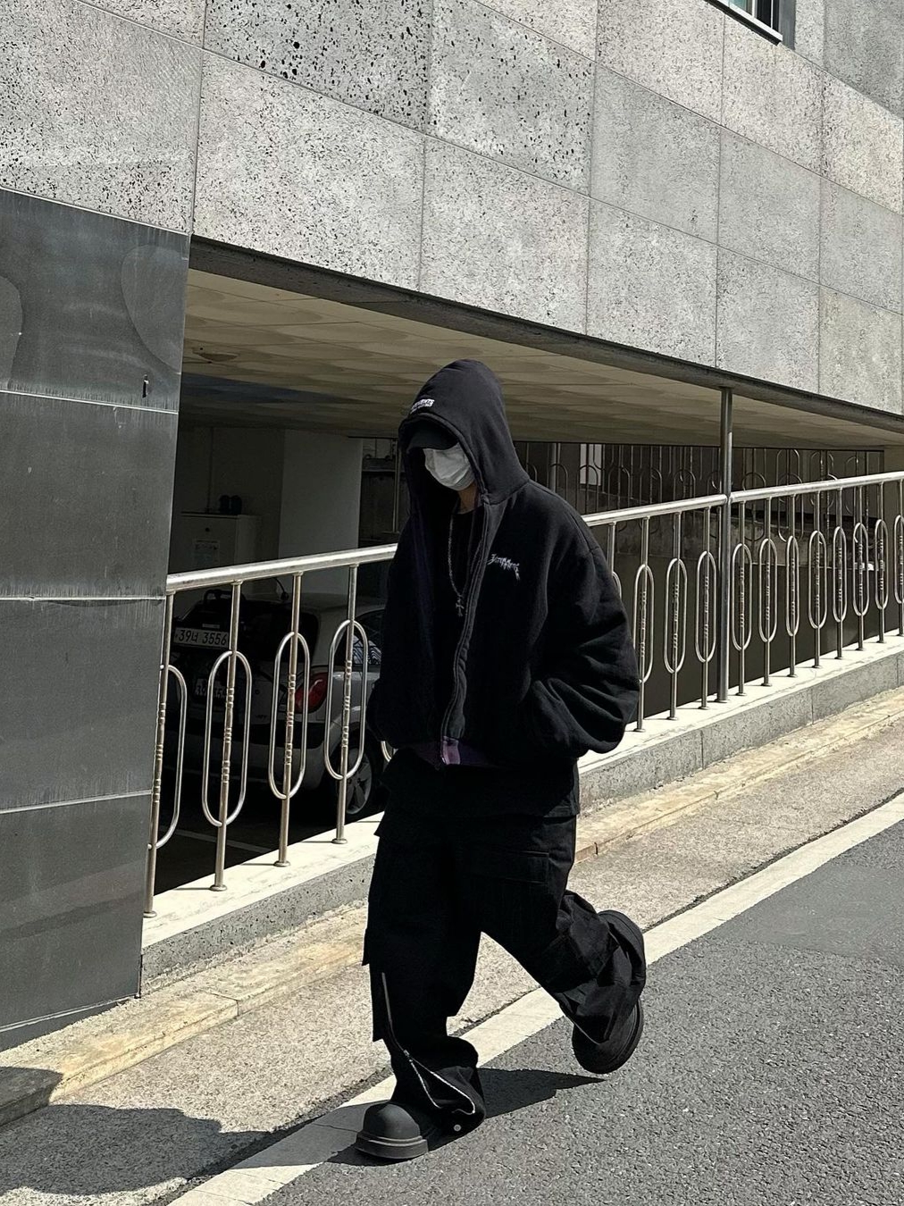 Balenciaga Steroid Derby Black, [KREAM 단독] AOP Tetsdo 6 Rail Cargo Pants Black 착용 스타일 - 1