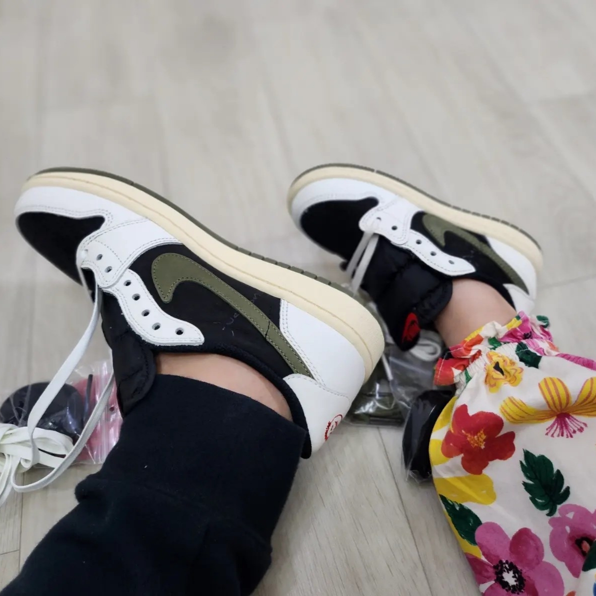 (TD) Jordan 1 x Travis Scott Retro Low OG SP Medium Olive, (W) Jordan 1 x Travis Scott Retro Low OG SP Medium Olive 착용 스타일 - 5
