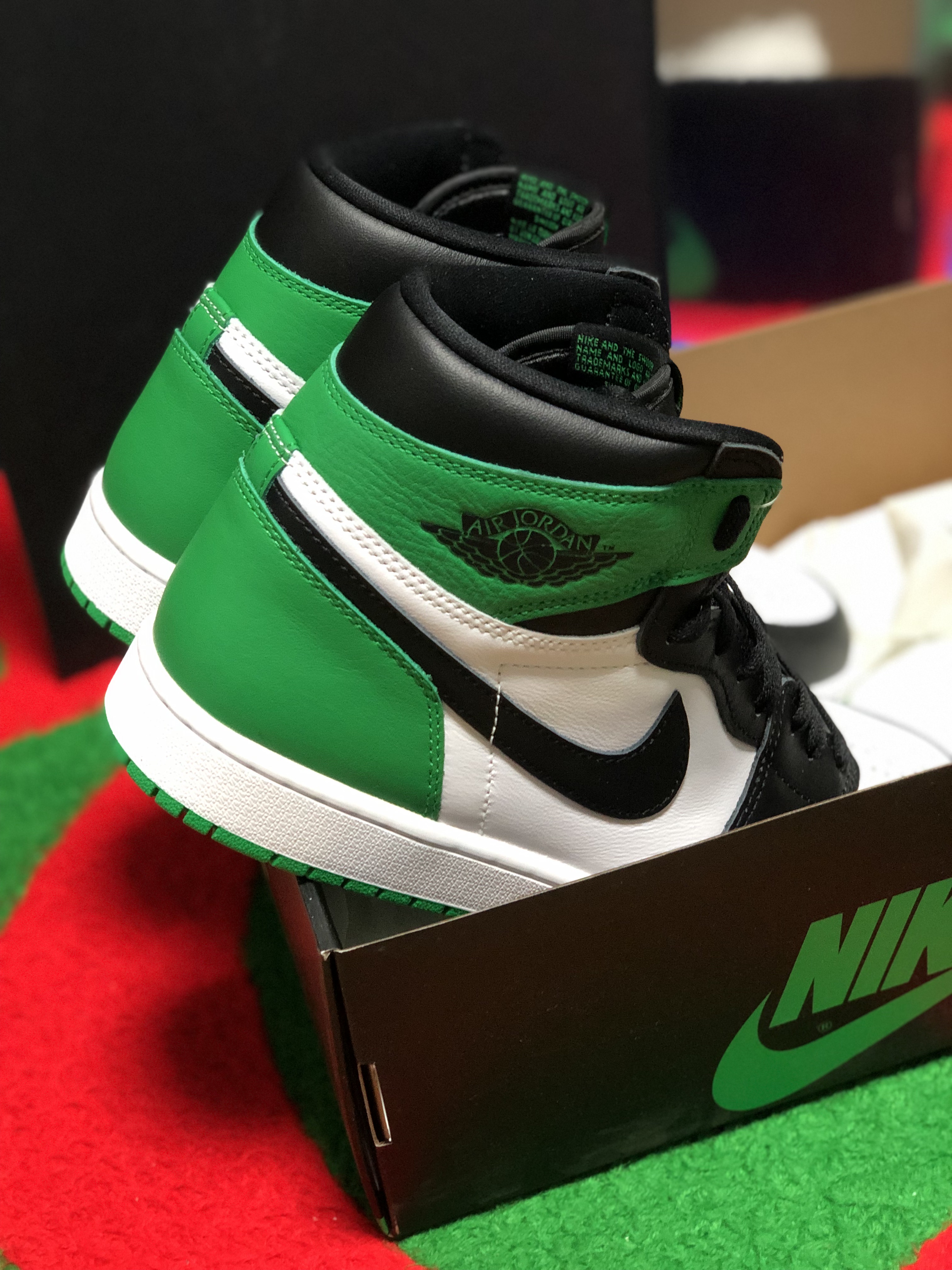 Jordan 1 Retro High OG Black and Lucky Green 착용 스타일 - 2