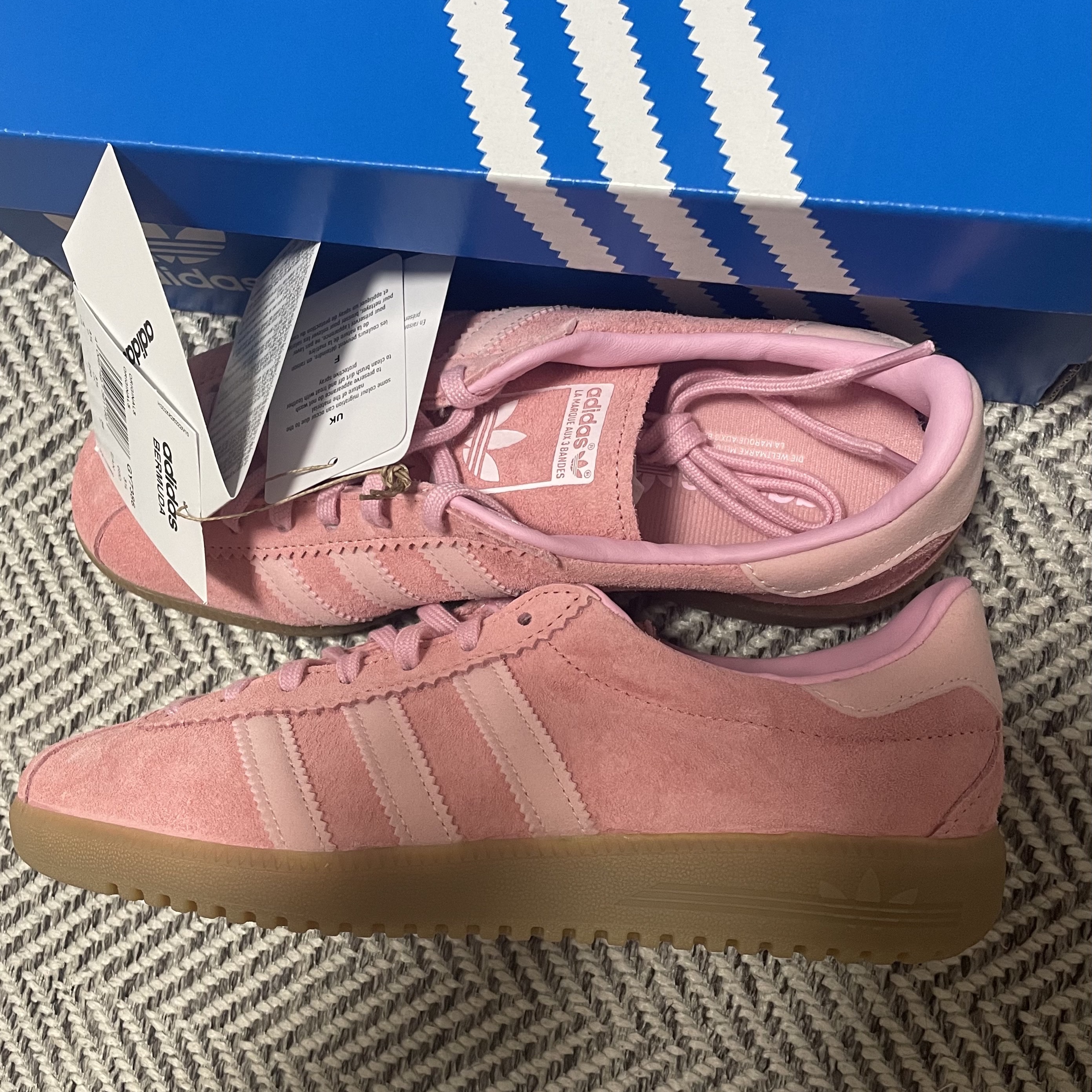 Adidas Bermuda Glow Pink 착용 스타일