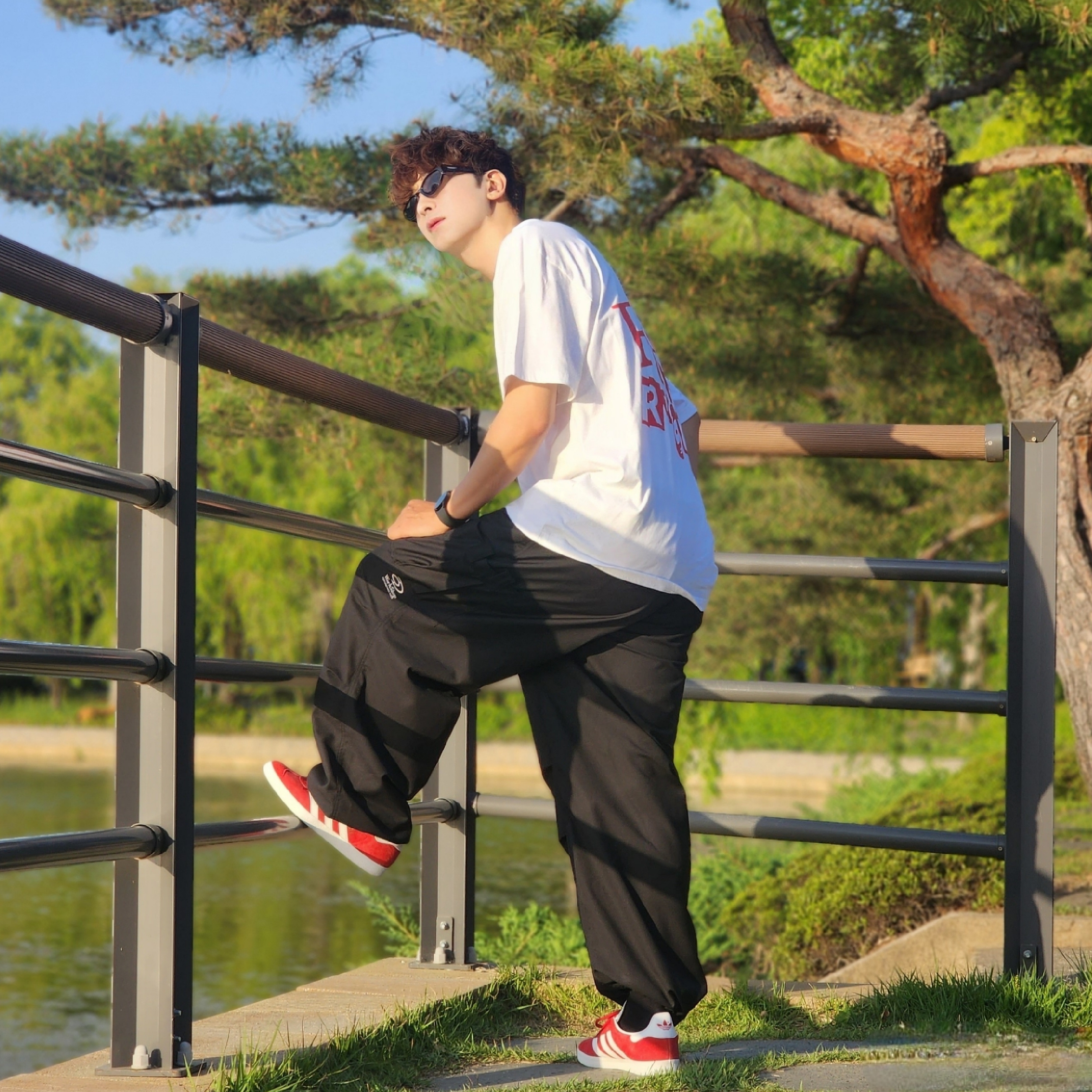 Adidas Gazelle Power Red 착용 스타일 - 3